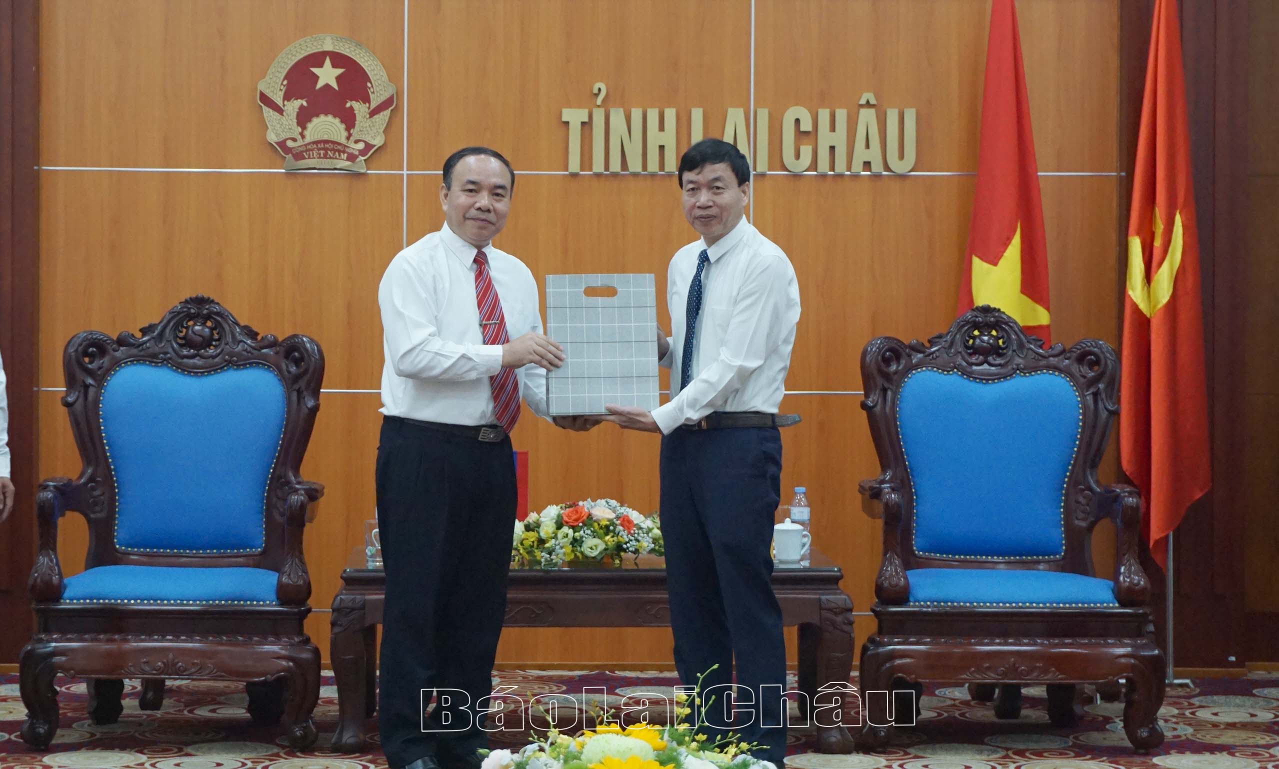 Đoàn công tác tặng quà lưu niệm.
