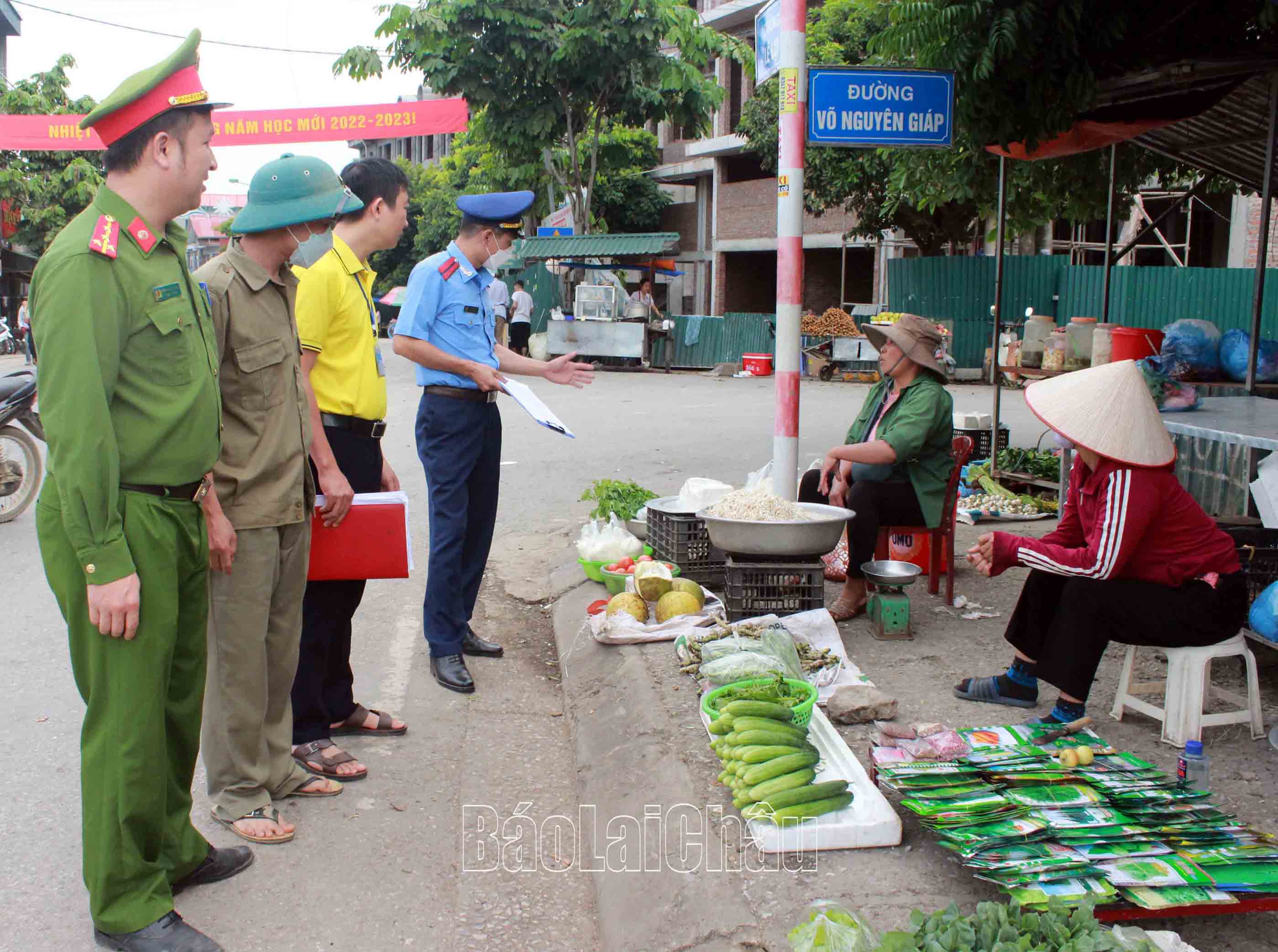 Các lực lượng chức năng tuyên truyền người dân không lẫn chiếm vỉa hè, lòng, lề đường làm nơi buôn bán.