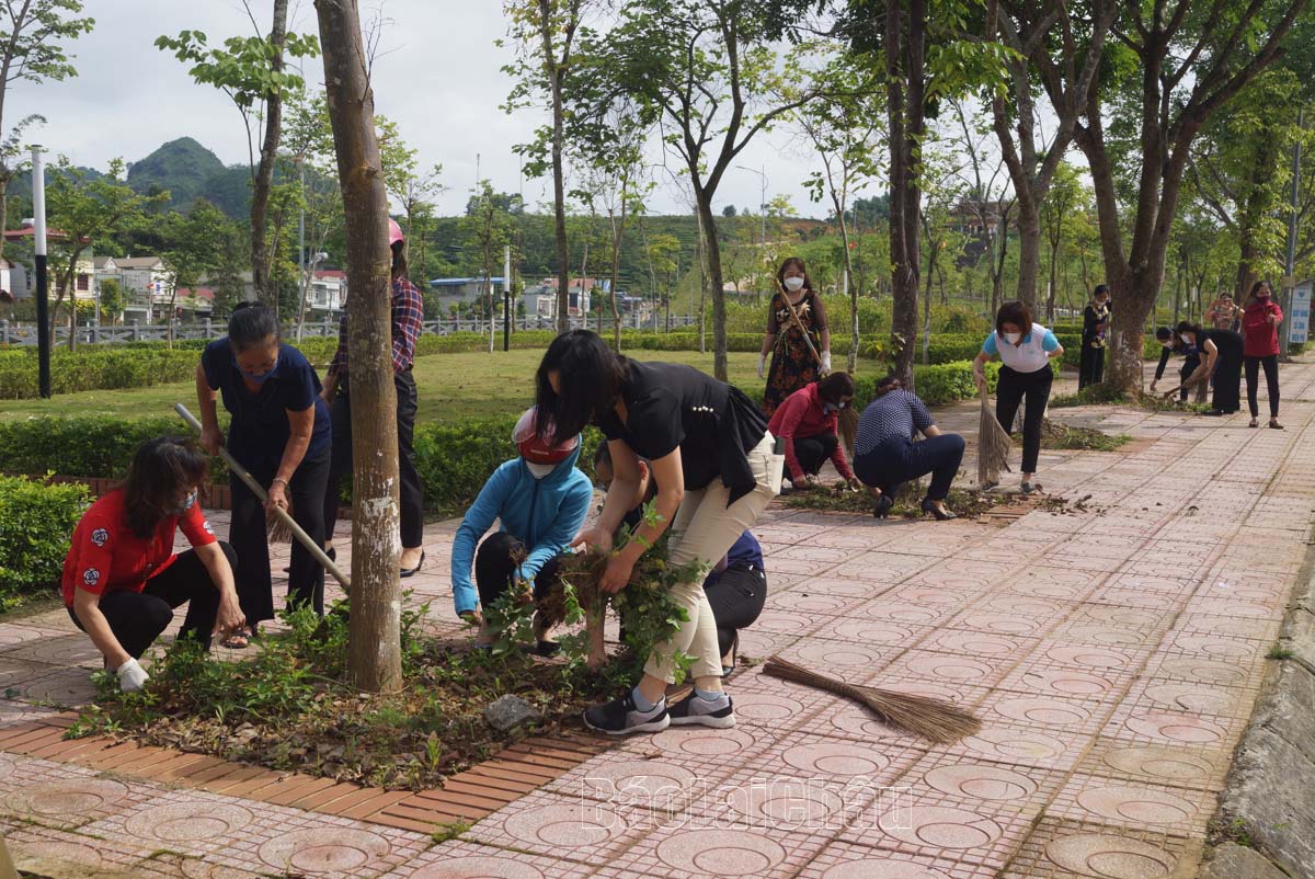 Phụ nữ chung tay bảo vệ môi trường.