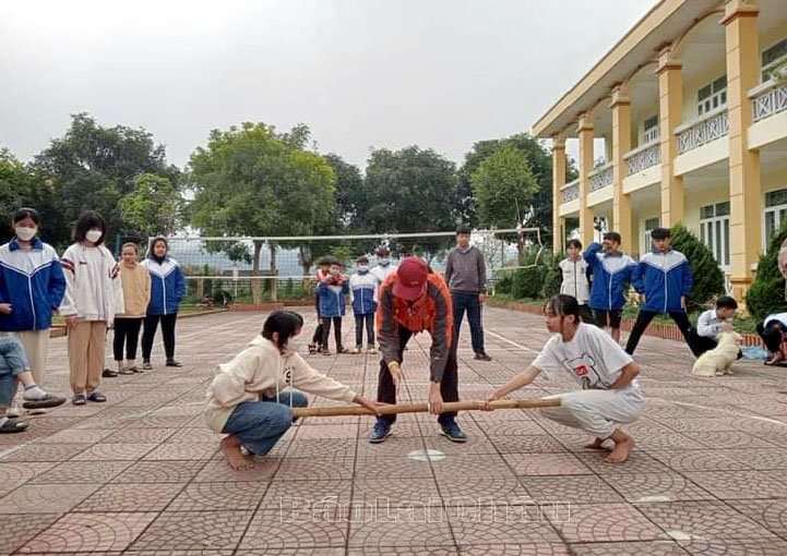 Thầy và trò trường THCS Quyết Thắng luyện tập đẩy gậy thi đấu cấp trường.