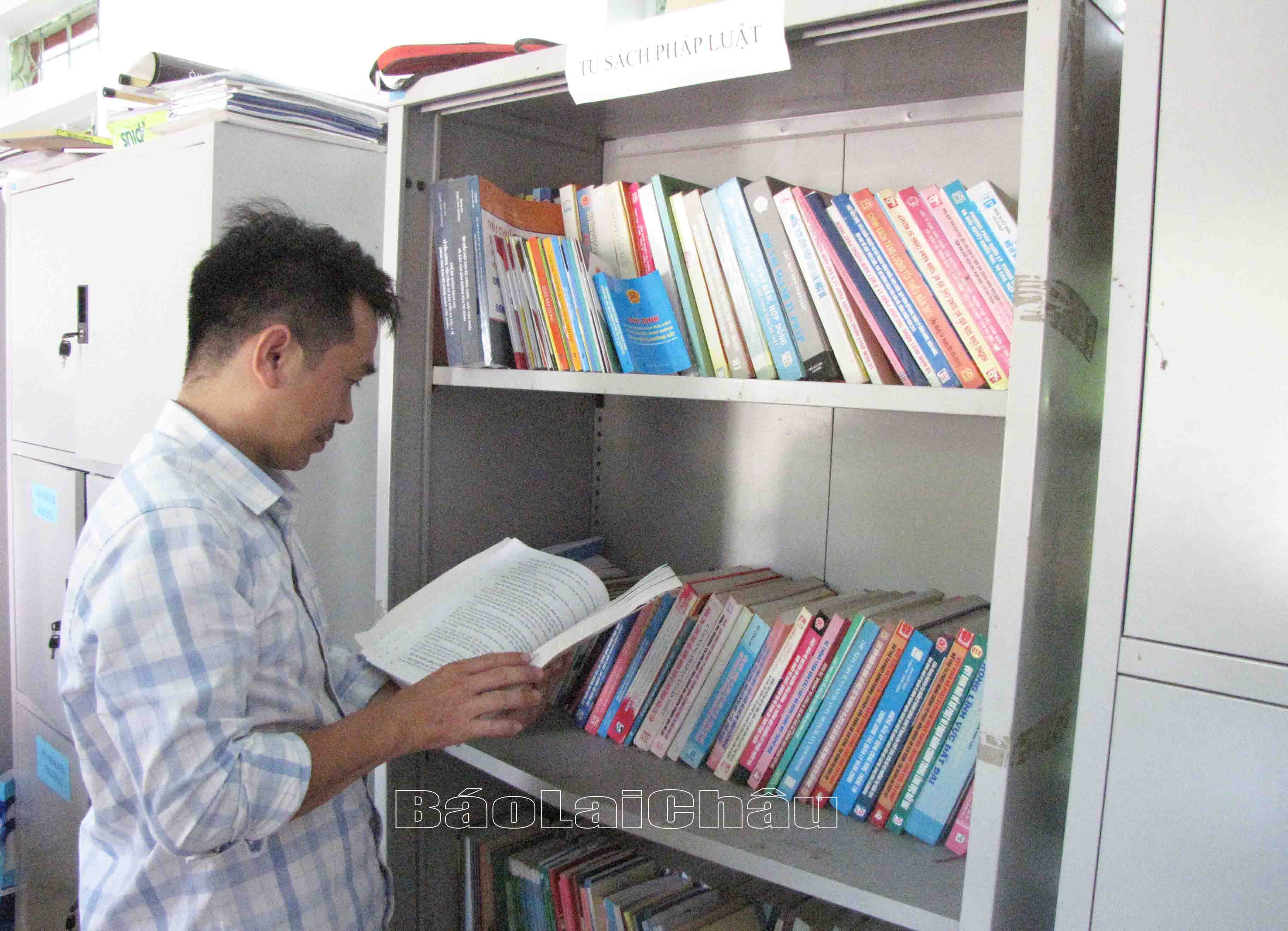 Dù được bố trí ngay tại Bộ phận “Một cửa” nhưng tủ sách pháp luật tại xã Nậm Hàng (huyện Nậm Nhùn) vẫn rất ít người đến đọc và mượn về tra cứu.