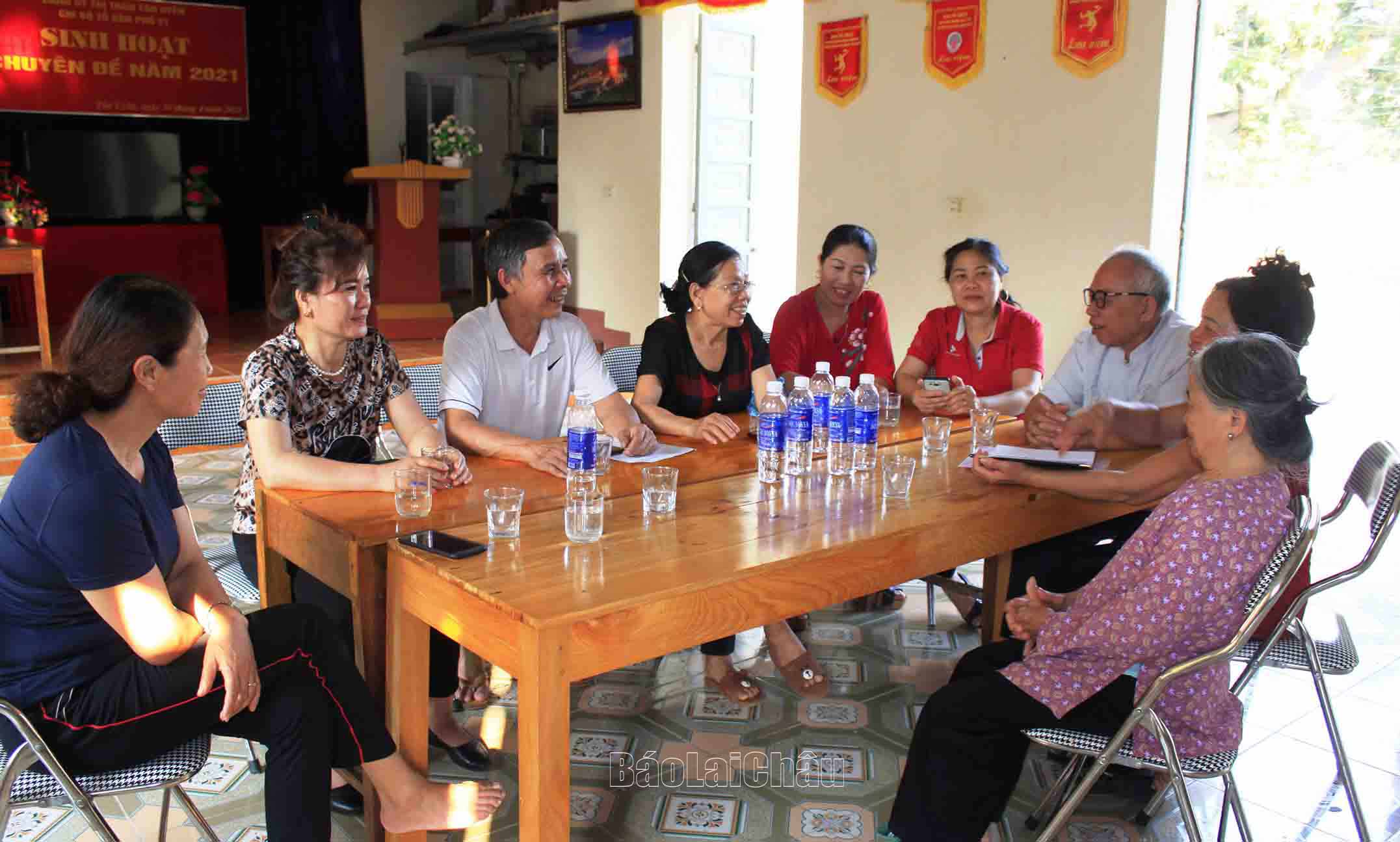 Câu lạc bộ Liên thế hệ tổ 21, thị trấn Tân Uyên (huyện Tân Uyên) hoạt động sôi nổi, là sân chơi bổ ích cho các hội viên. 