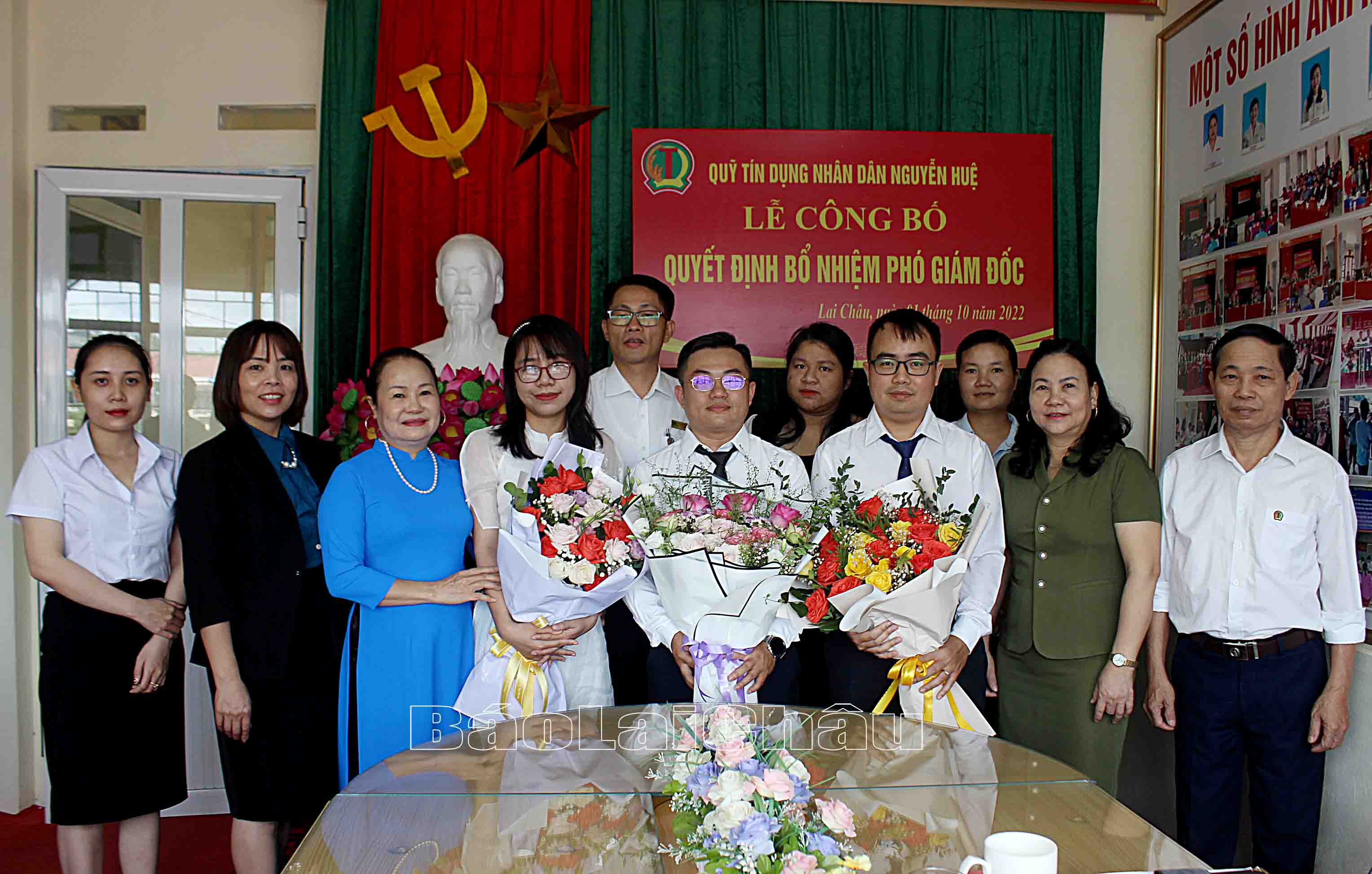 Đại biểu cùng lãnh đạo Quỹ tín dụng Nhân dân Nguyễn Huệ tặng hoa chúc mừng 3 đồng chí được bổ nhiệm Phó Giám đốc và các Tổ trưởng. 