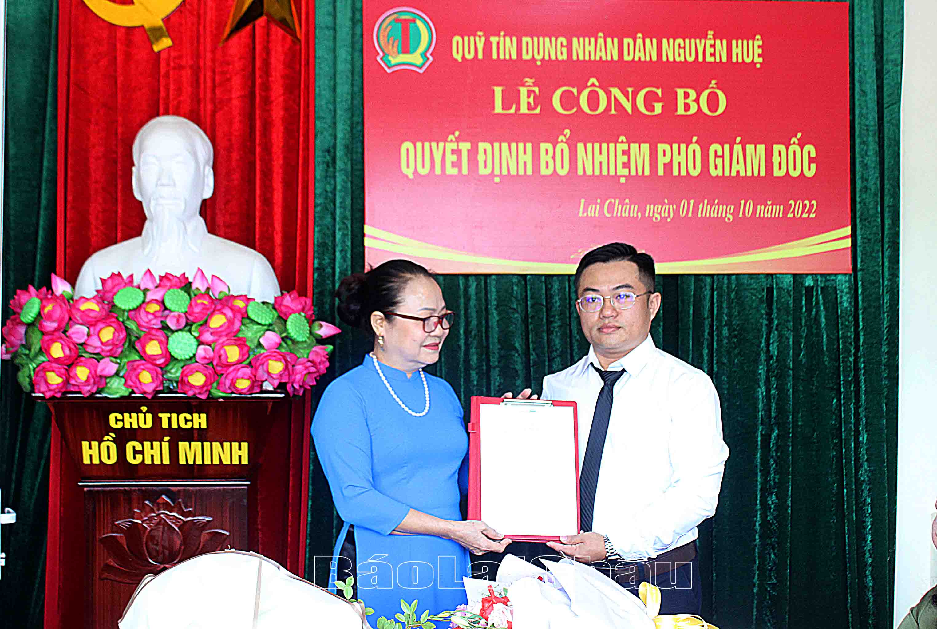 Đồng chí Nguyễn Thị Minh Huệ - Chủ tịch Hội đồng quản trị Quỹ tín dụng Nhân dân Nguyễn Huệ trao Quyết định bổ nhiệm Phó Giám đốc Quỹ tín dụng Nhân dân Nguyễn Huệ đồng chí Nguyễn Xuân Hòa.