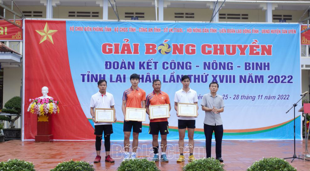 Ban Tổ chức tặng giấy khen cho đại diện các đội tham gia Giải.