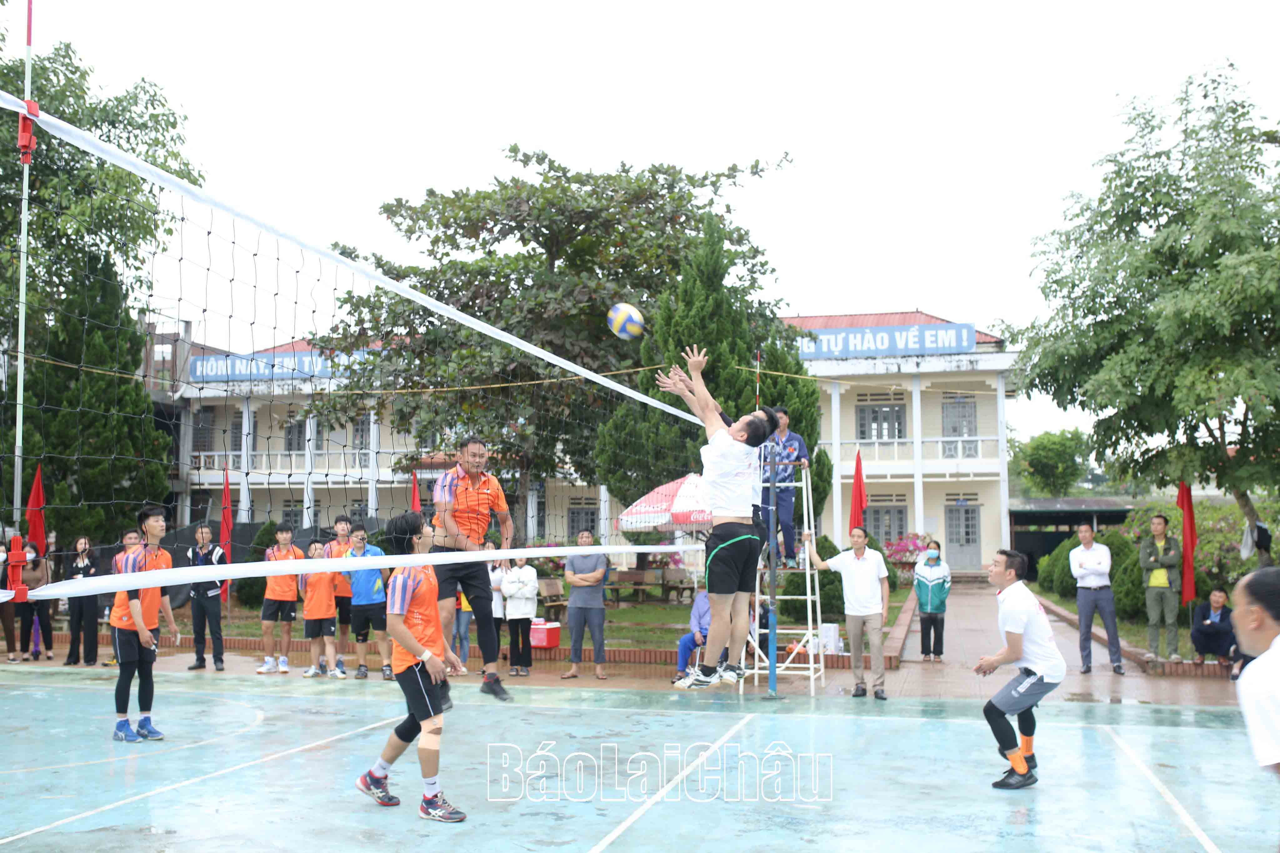 Các đội tham gia thi đấu ngay sau lễ khai mạc.