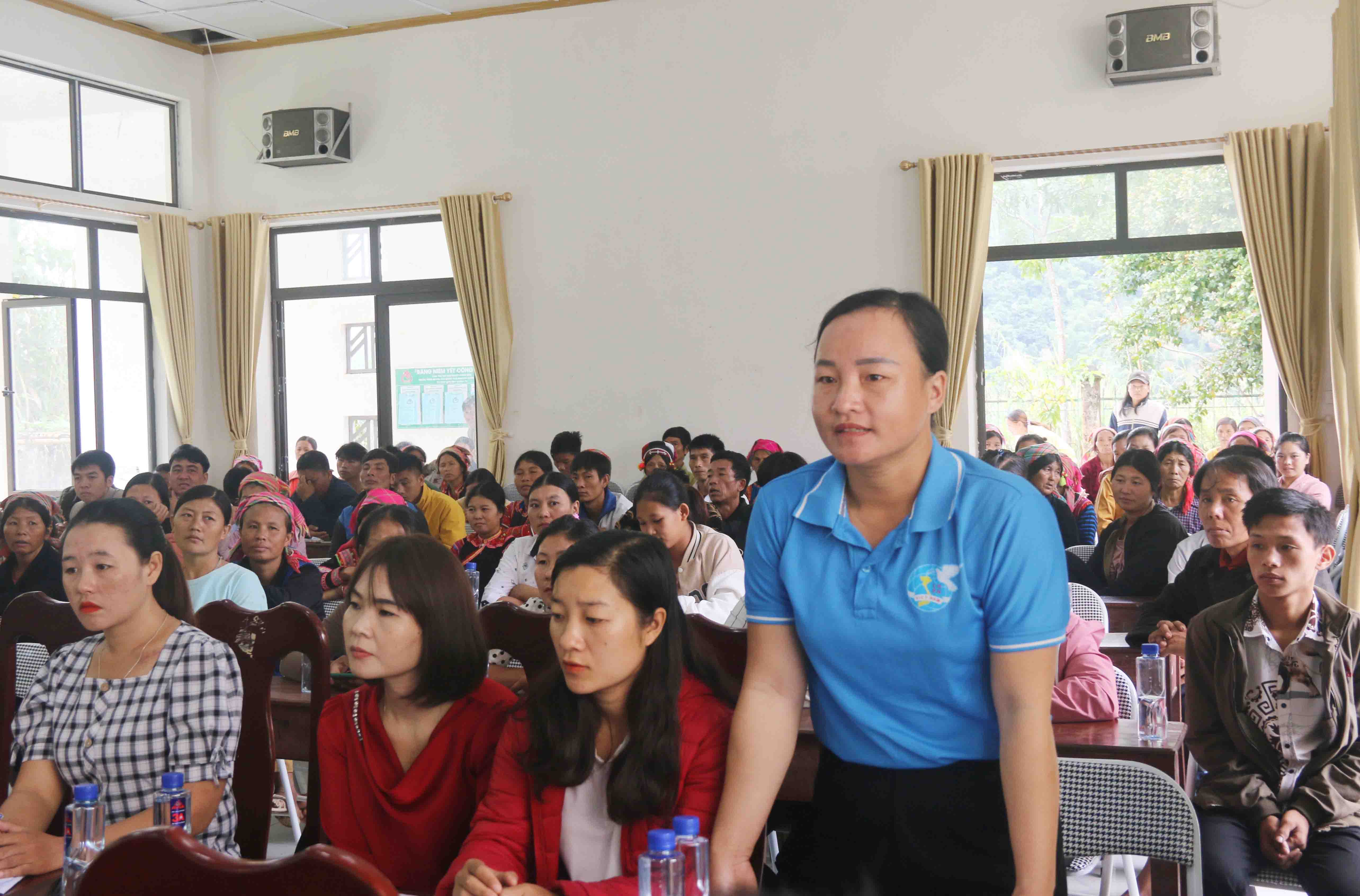 Cử tri xã Bum Tở ý kiến tại buổi tiếp xúc.