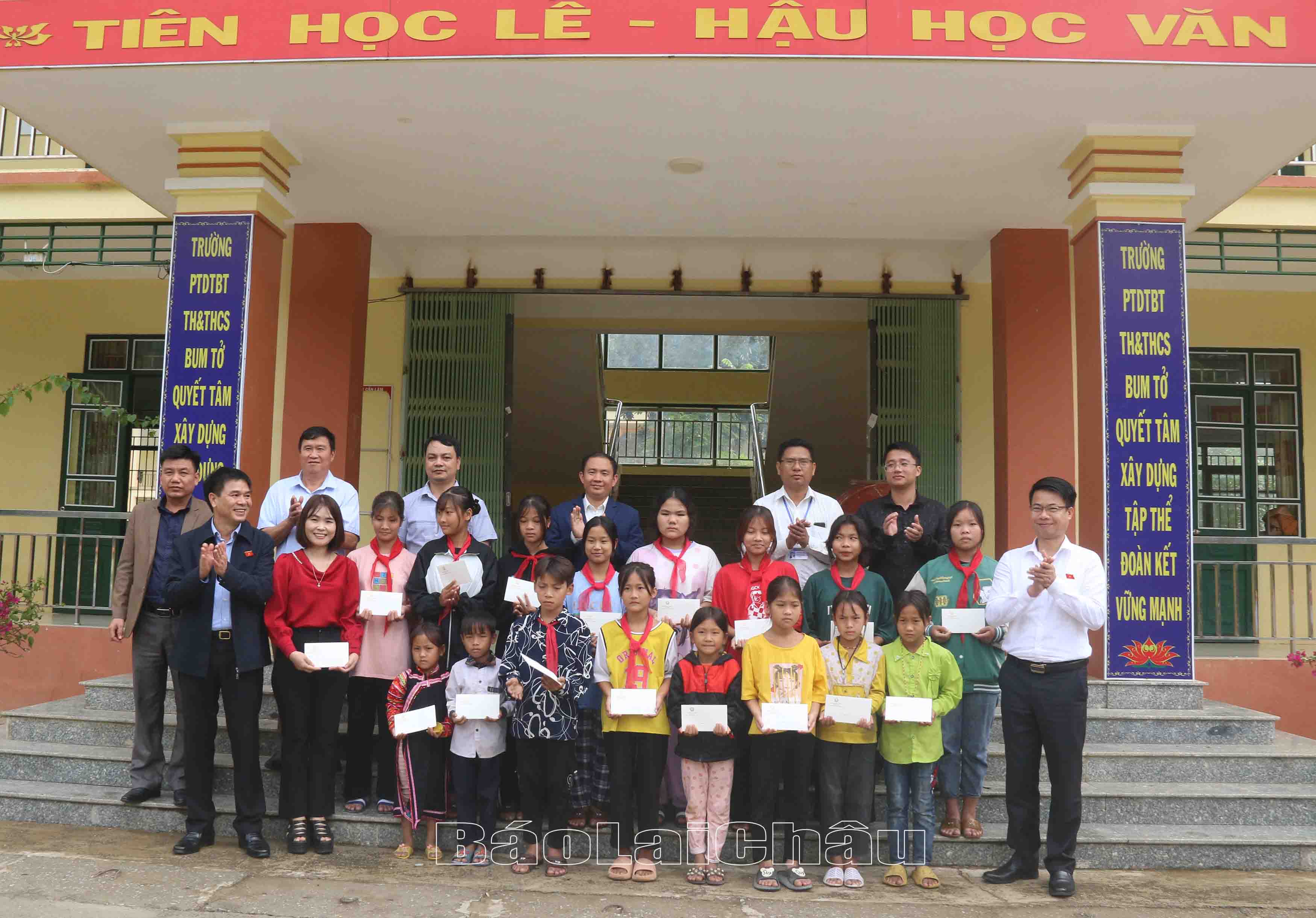 Tặng quà cho các em học sinh xã Bum Tở.