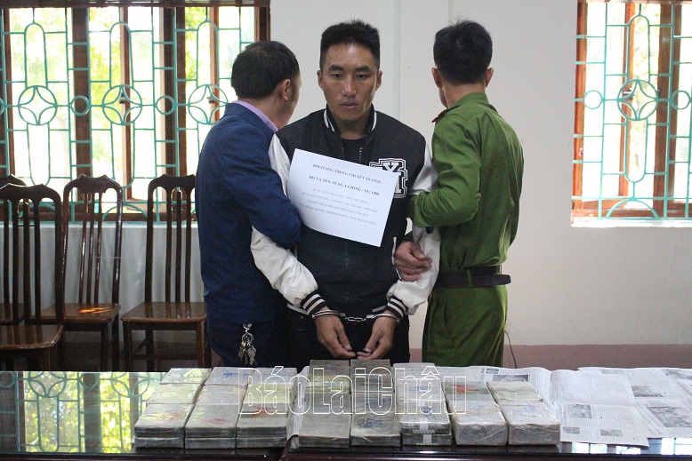 Đội tượng đối tượng Sùng A Giống (Sùng A Dũng) và tang vật là 40 bánh herouin tại cơ quan điều tra.