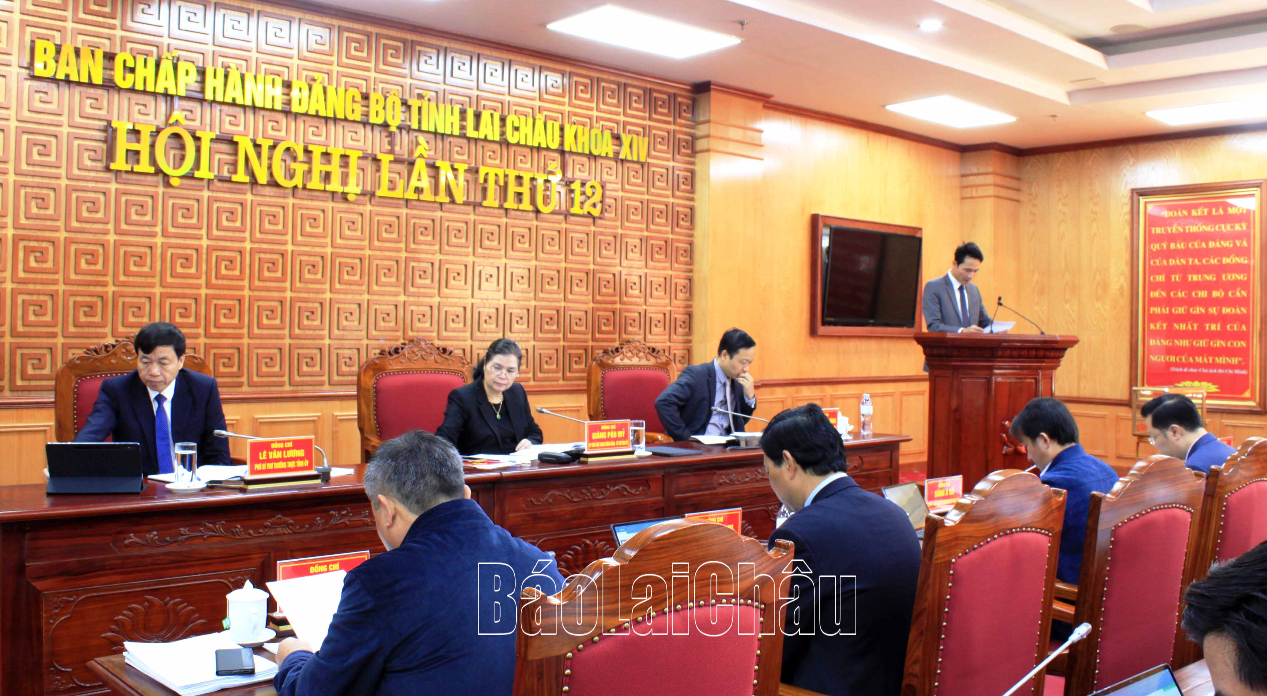 Các đồng chí chủ trì điều hành hội nghị.