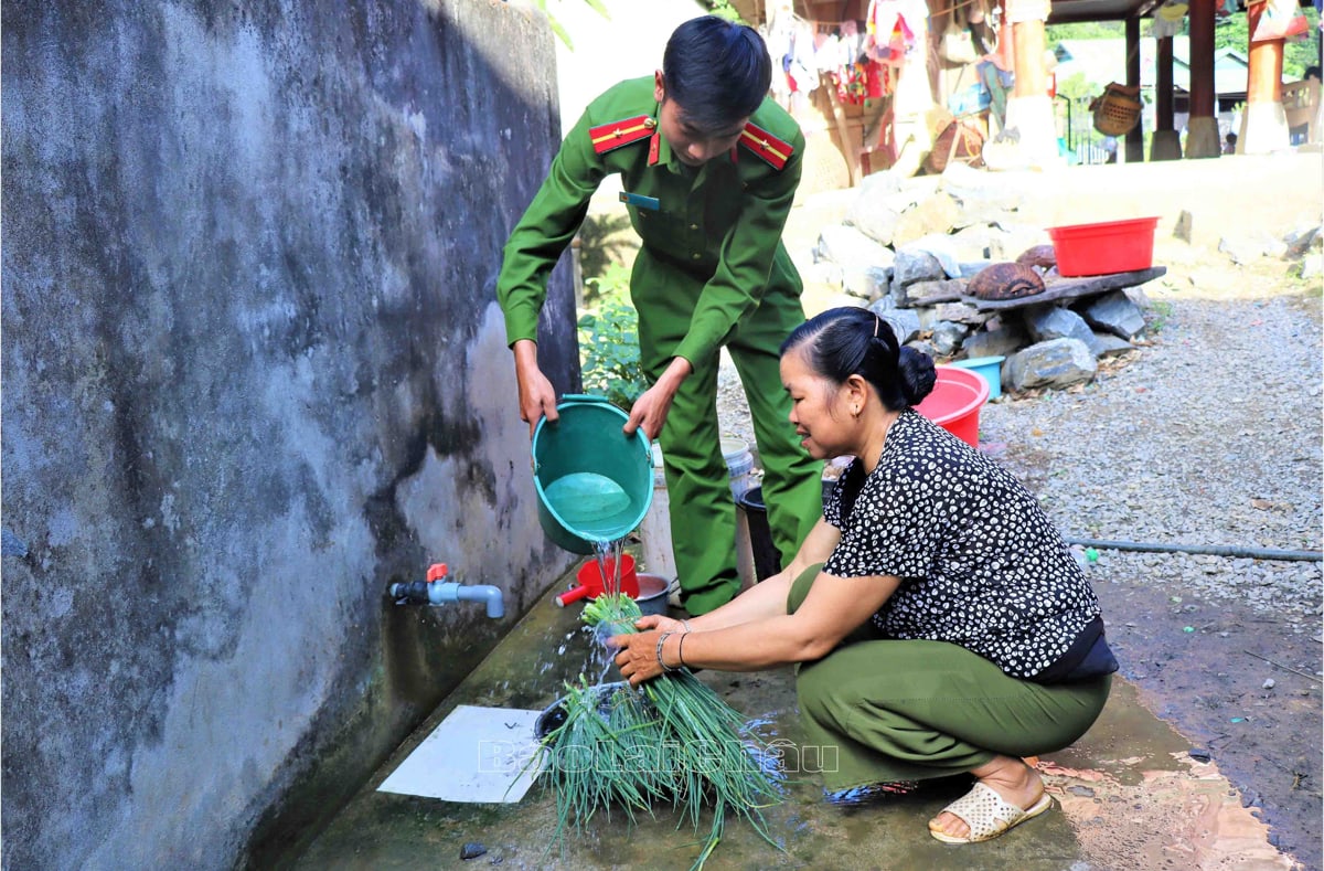Niềm vui của quân - dân xã Pa Tần (huyện Sìn Hồ) khi có nước sử dụng tại bản.
