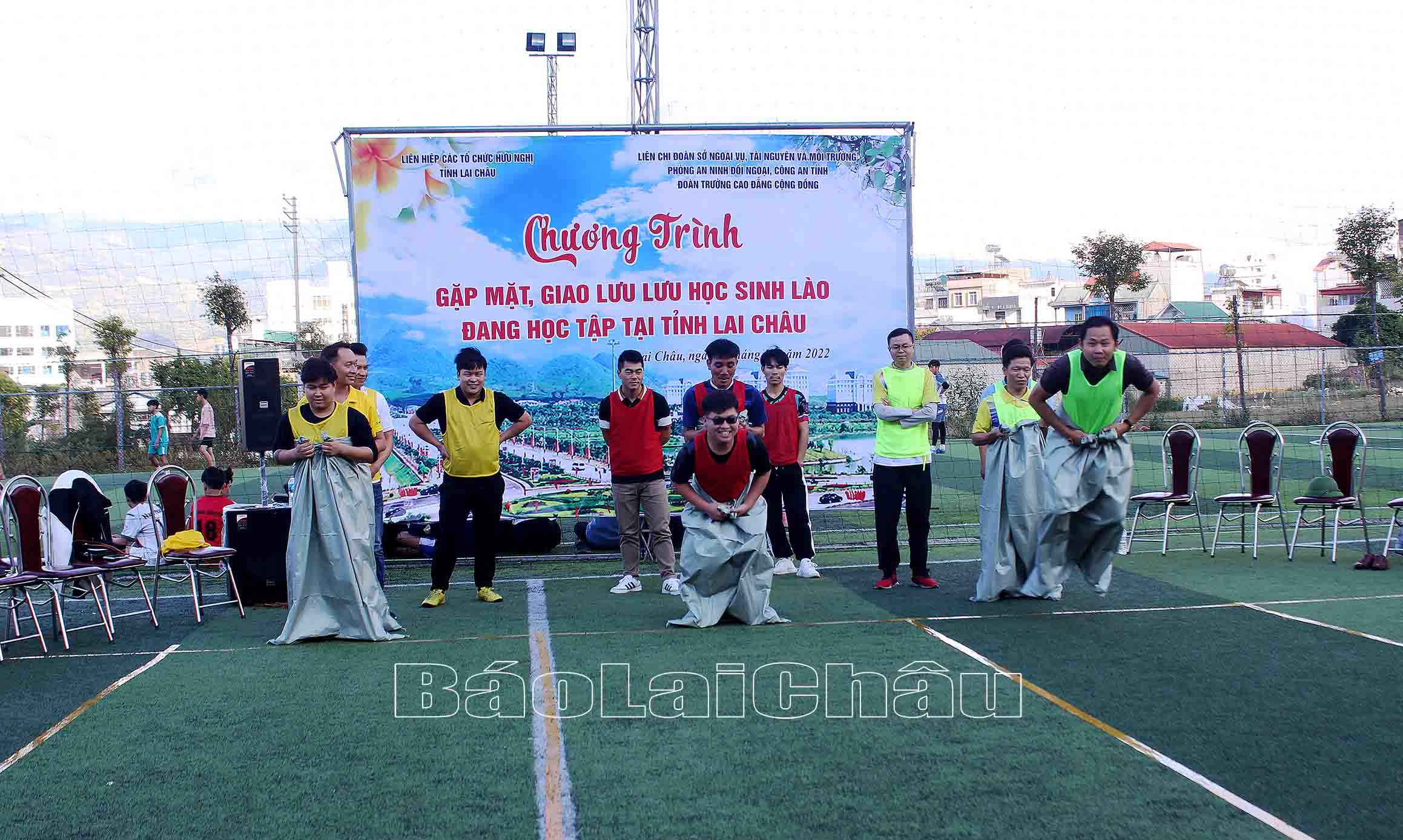 Lưu học sinh Lào cùng đoàn viên các Liên Chi đoàn thi nhảy bao bố.