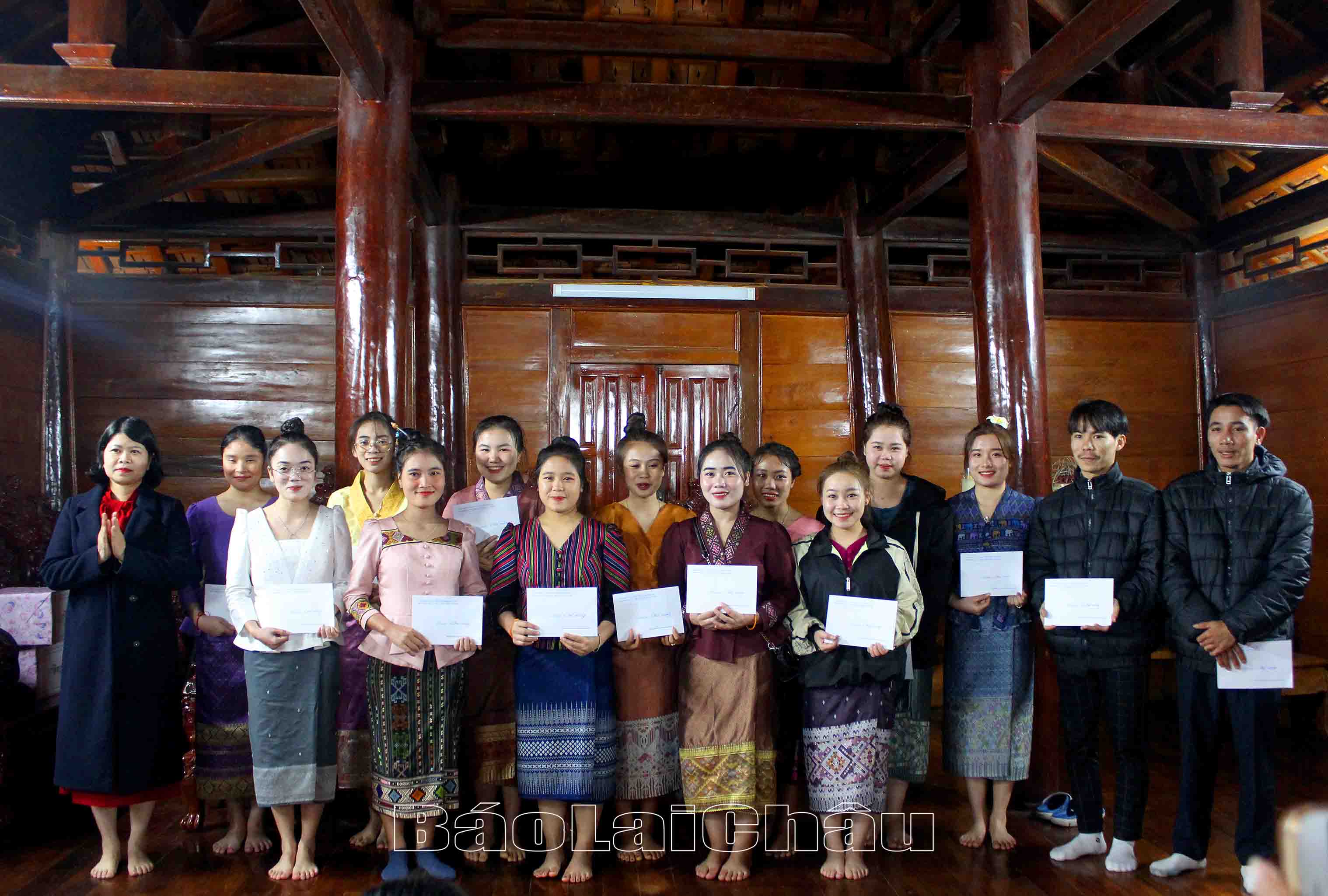 Đồng chí Phùng Thị Hương Loan - Phó Giám đốc Sở Ngoại vụ, Cơ quan Thường trực Liên hiệp các tổ chức hữu nghị tỉnh trao quà cho Lưu học sinh Lào.