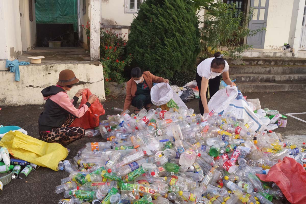 Các hội viên trong chi hội thu gom phế liệu để bán gây quỹ.