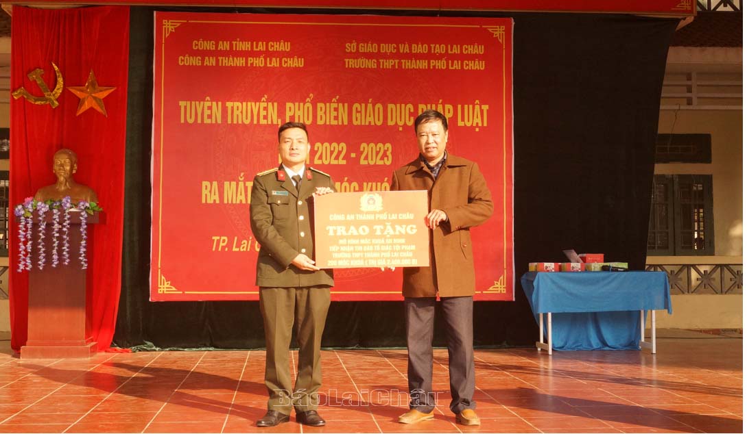 trao tặng