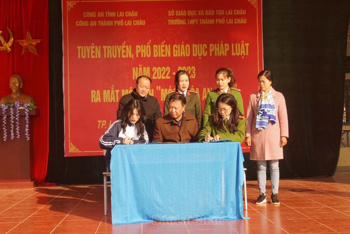 Đại diện Ban Giám hiệu nhà trường, Công an thành phố, phụ huynh và học sinh ký cam kết thực hiện Quy chế mô hình