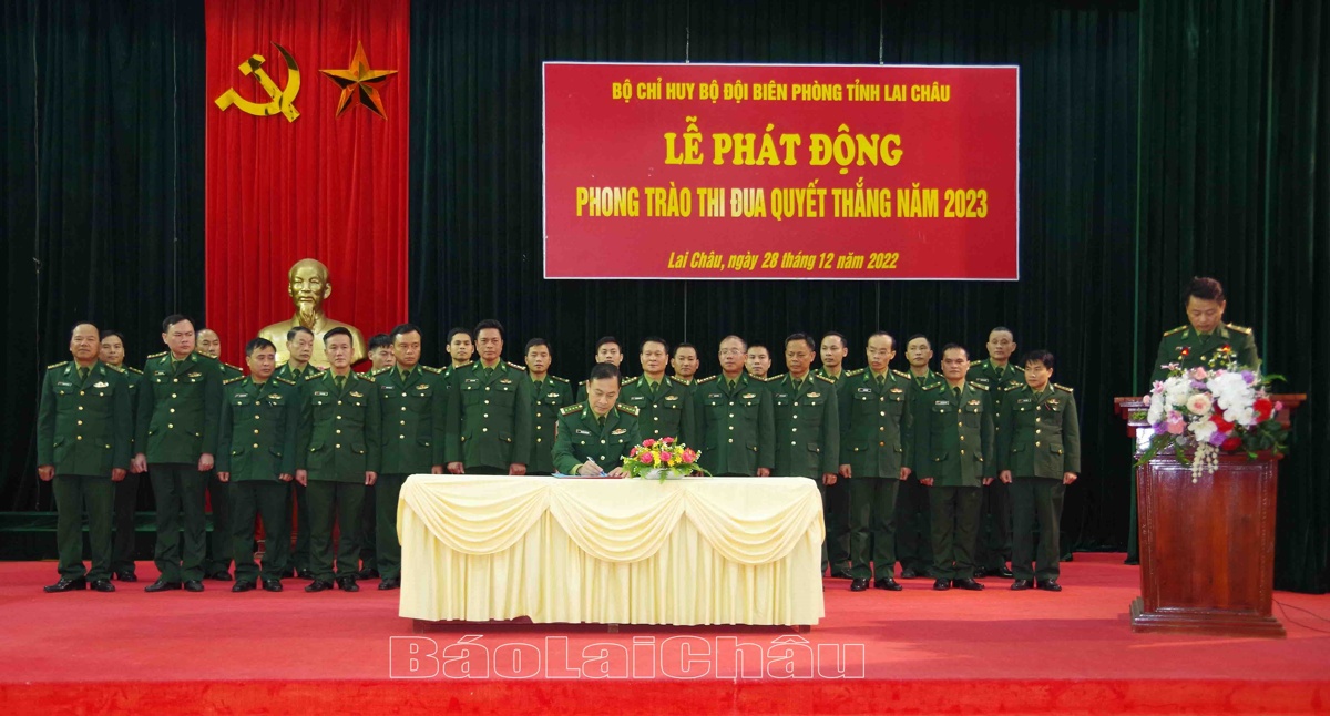 Đại diện các đơn vị ký kết giao ước thi đua.
