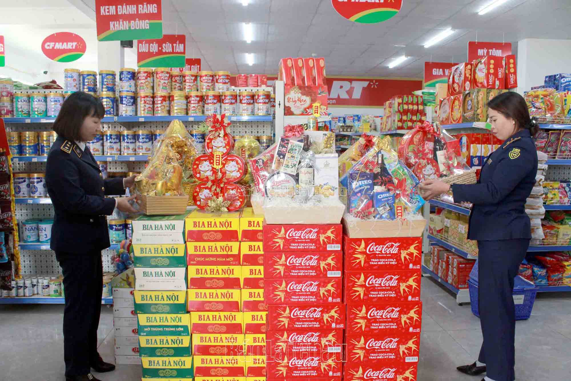 Đội QLTT số 2 kiểm tra hàng hóa trước dịp Tết Nguyên đán Quý Mão tại Siêu thị CF mart (phường Đông Phong, thành phố Lai Châu).