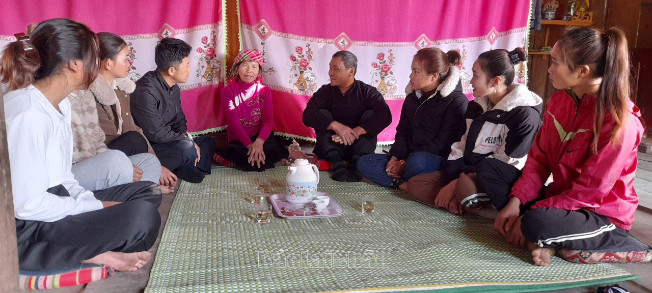 Tổ hòa giải bản Hô Ta (xã Phúc Khoa, huyện Tân Uyên) tìm hiểu tâm tư nguyện vọng của của bà con trước khi hòa giải.