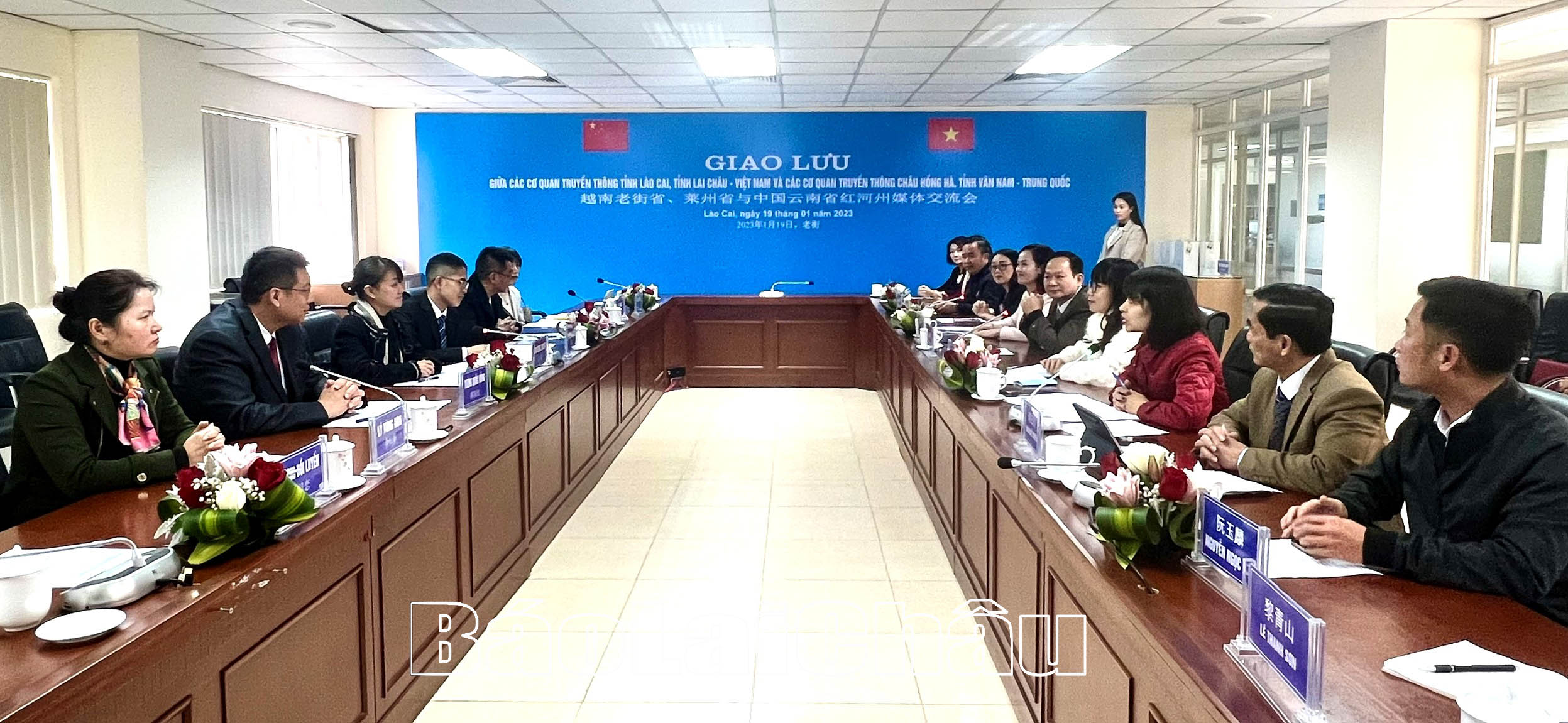 Quang cảnh chương trình giao lưu báo chí, trao đổi phóng viên giữa các cơ quan truyền thông, báo chí tỉnh Lào Cai, Lai Châu với các cơ quan truyền thông, báo chí châu Hồng Hà, tỉnh Vân Nam, Trung Quốc.