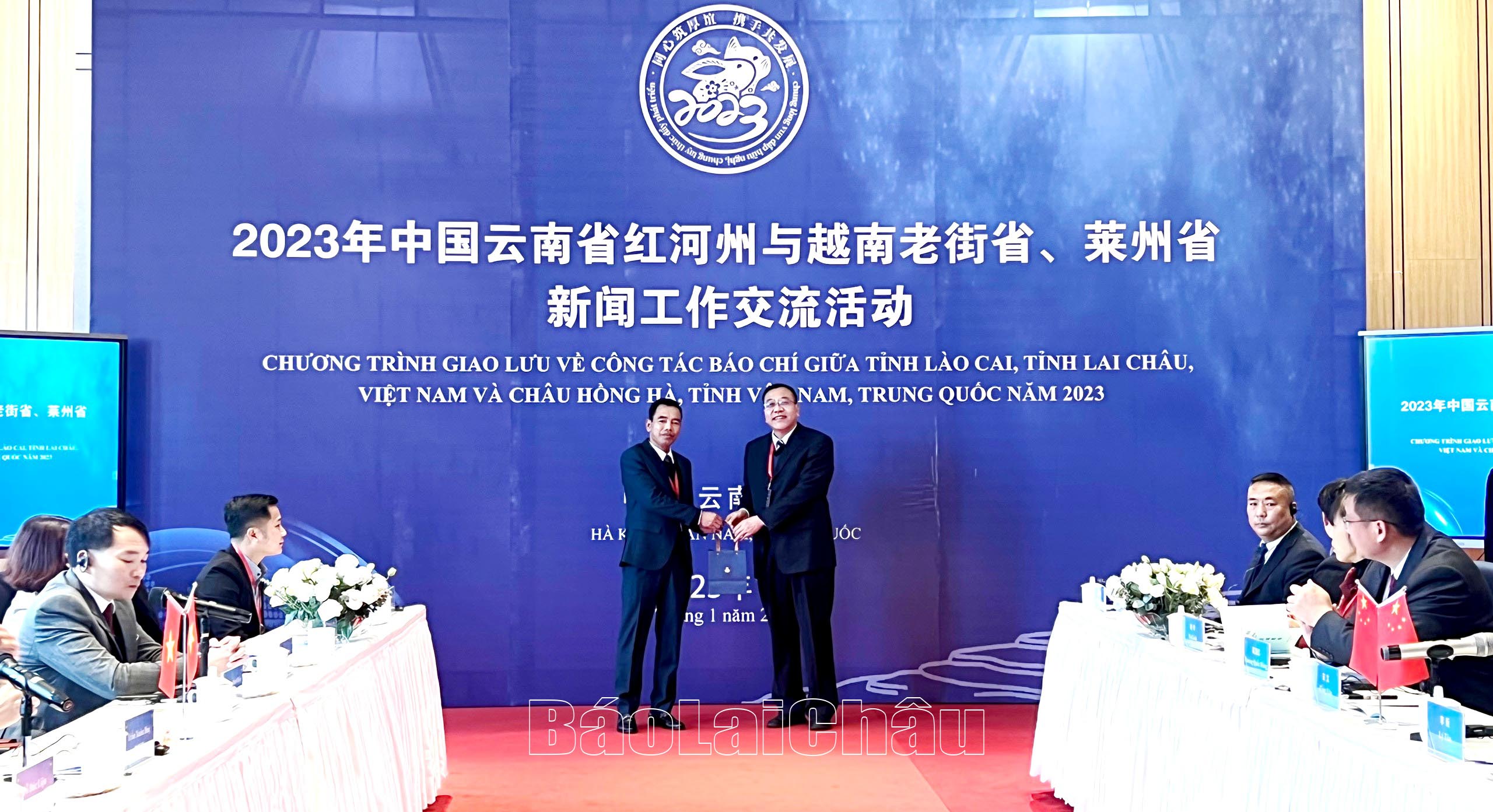 Trong khuôn khổ chương trình giao lưu báo chí, đoàn đại biểu Trung Quốc đã tặng đoàn đại biểu Lai Châu món quà kỷ niệm.
