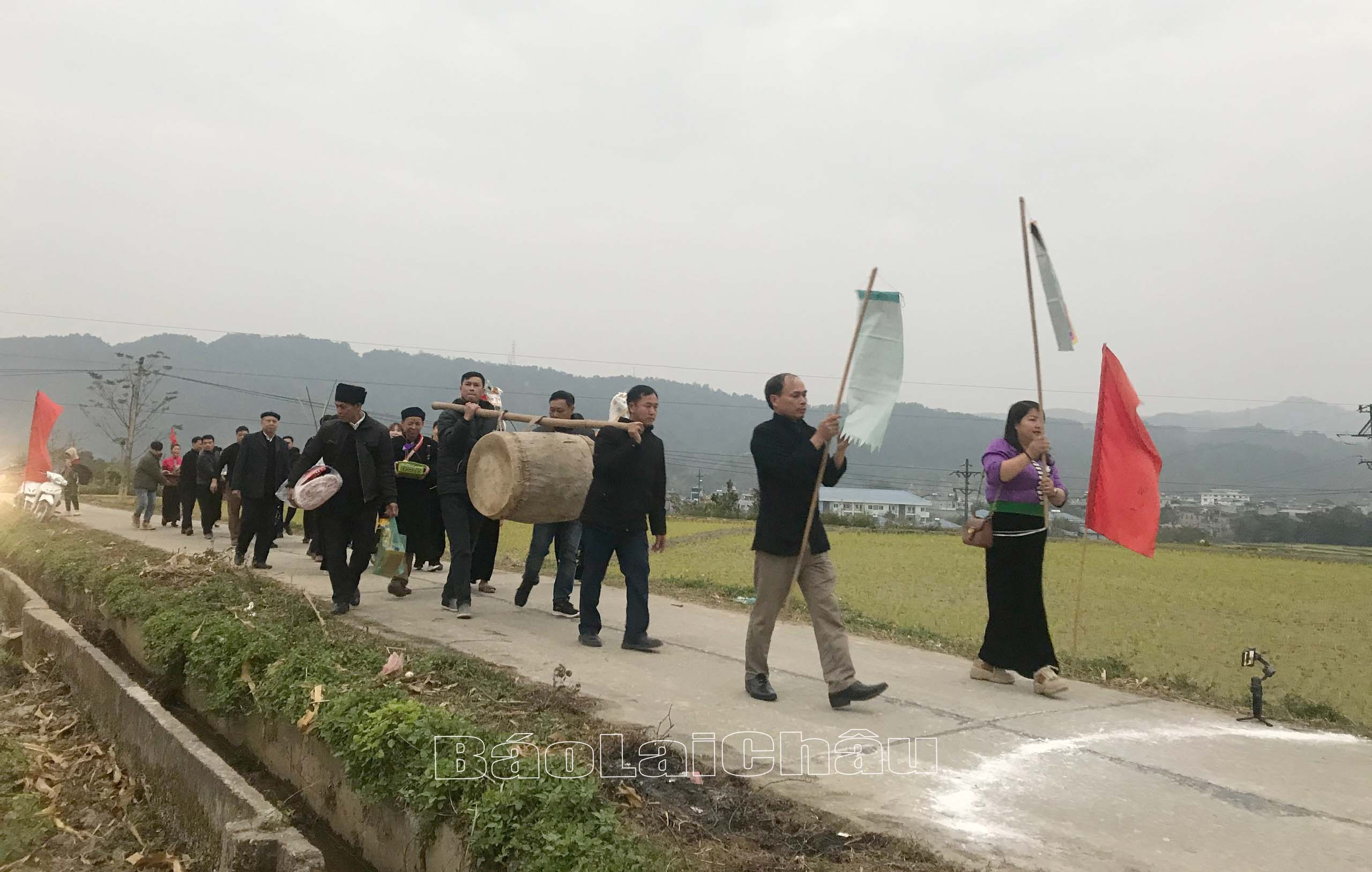 Rước nghinh kiệu ra đồng.