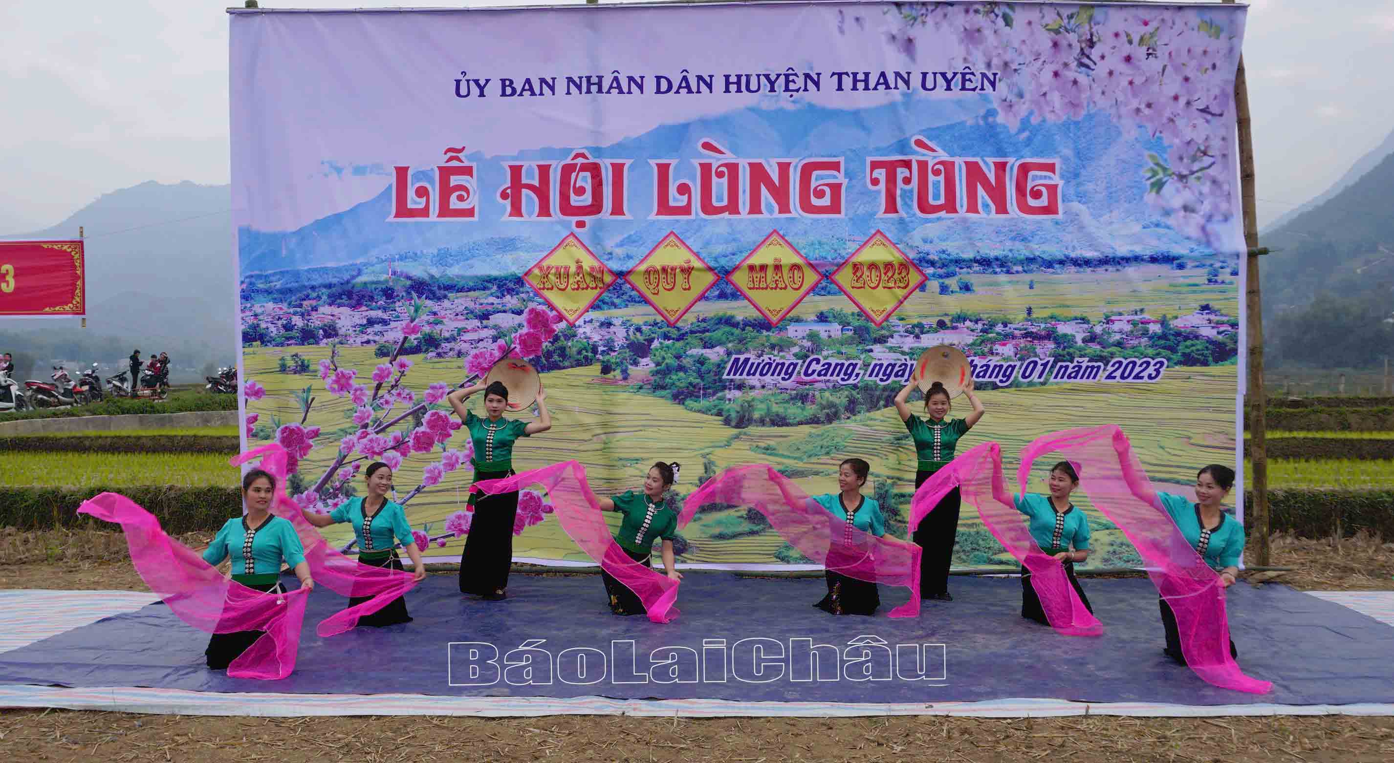 Chương trình giao lưu văn nghệ mở màn phần hội.
