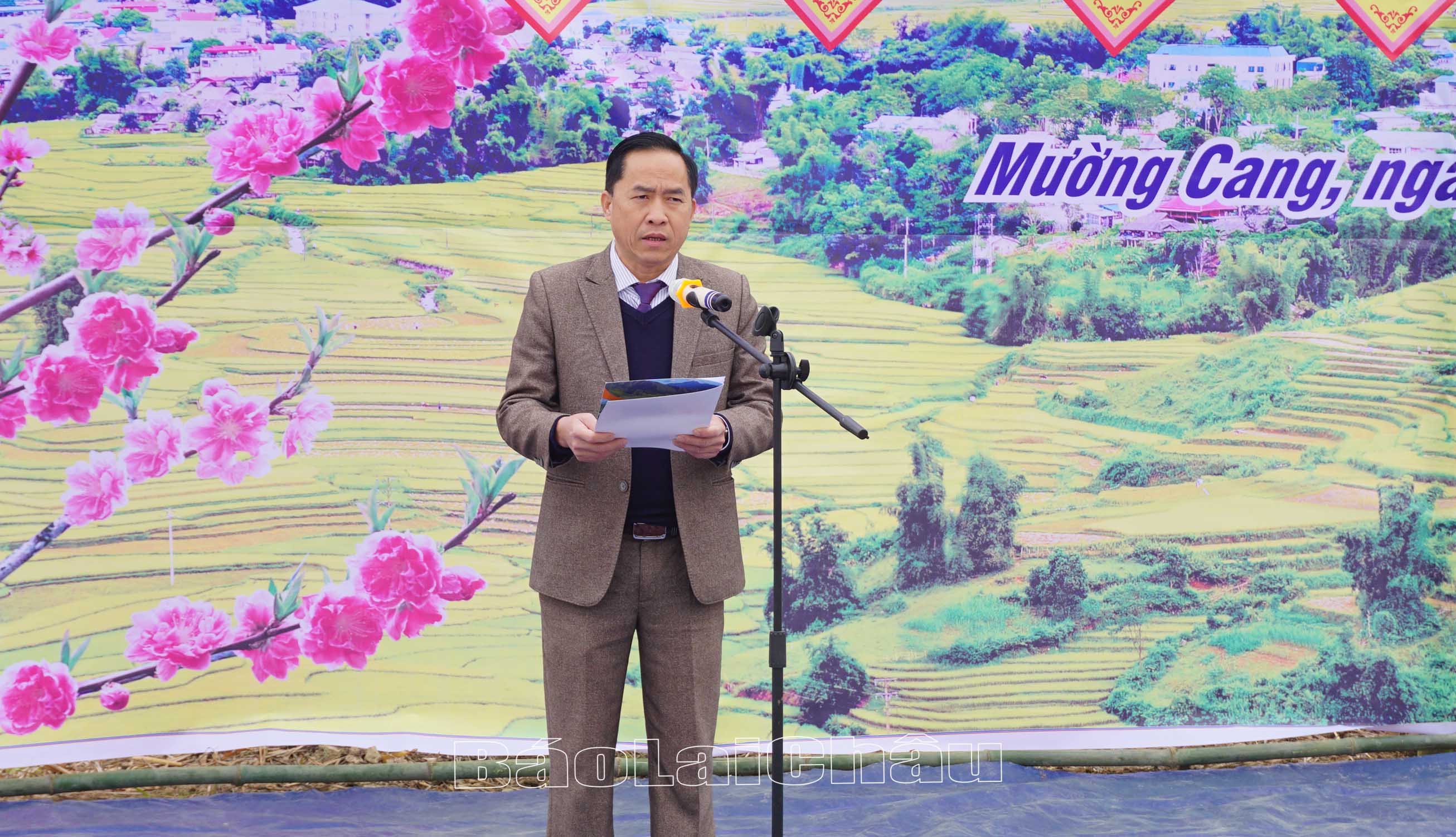 Phó Chủ tịch UBND huyện phát biểu khai mạc.