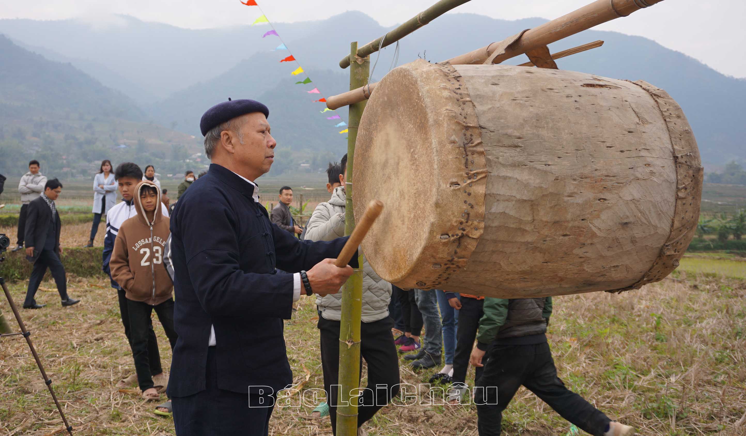 Nghệ nhân đánh trống, chiêng khai hội.
