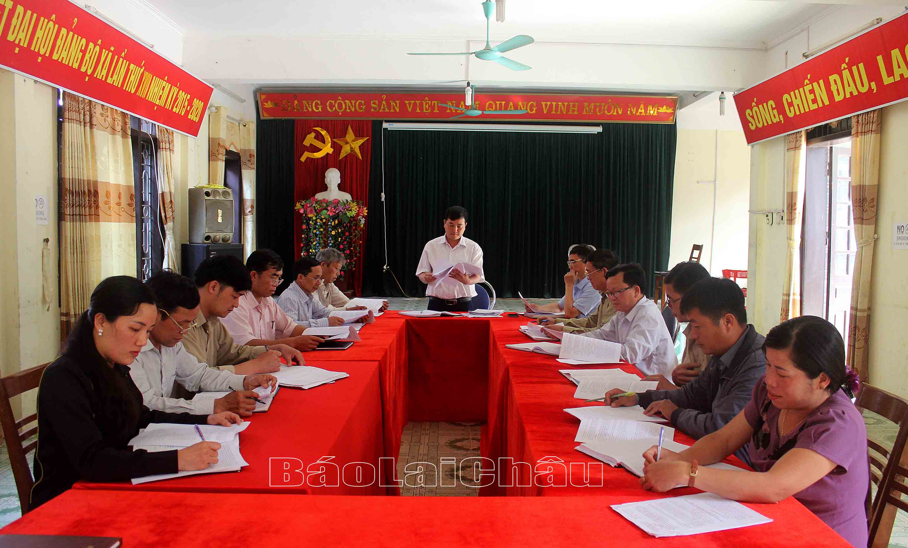 Lãnh đạo xã Bản Hon phân công nhiệm vụ cho cán bộ, công chức siết chặt quản lý mỏ đất hiếm Đông Pao (xã Bản Hon).