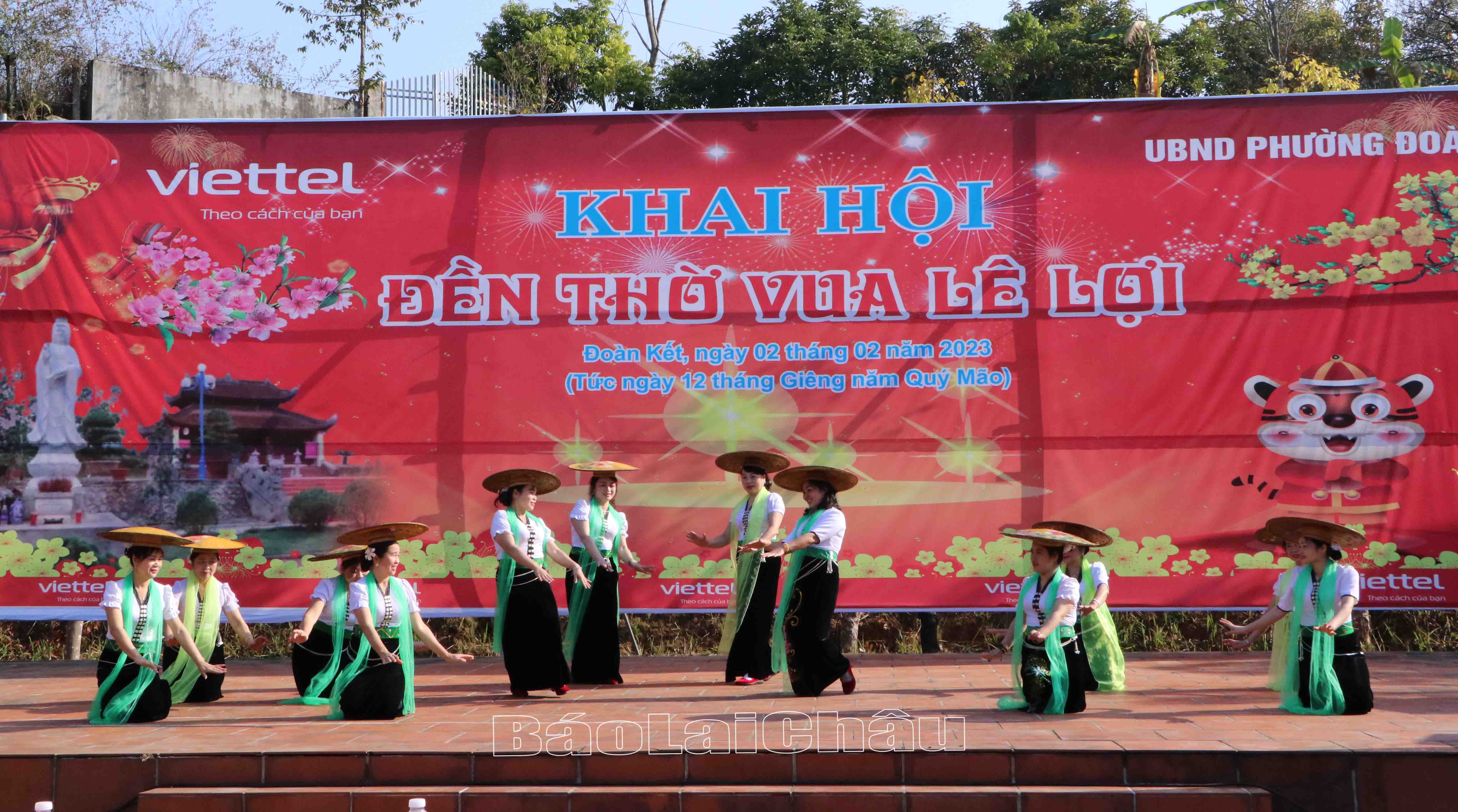 Chương trình văn nghệ trước khi khai hội.