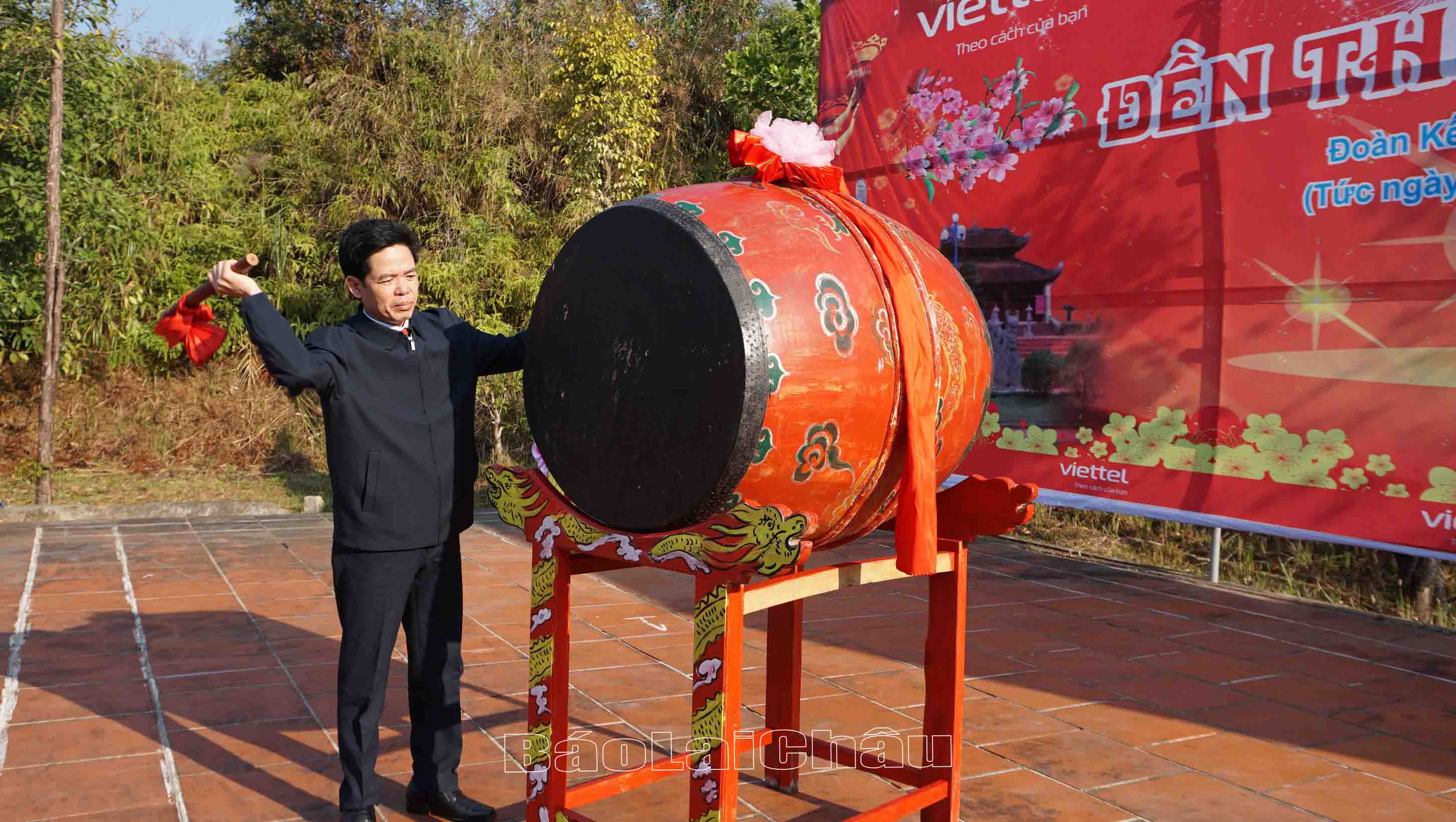 Đồng chí Chủ tịch UBND thành phố đánh trống khai hội.