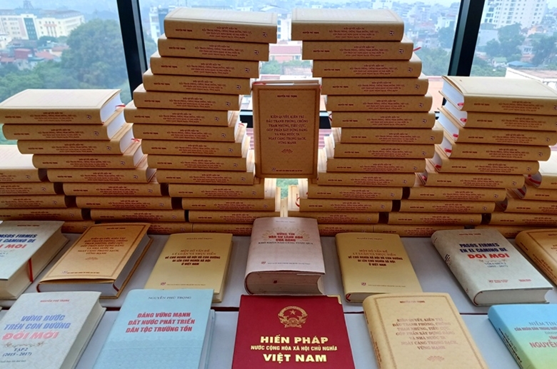 Cùng với bản in, bạn đọc có thể đọc sách điện tử tại: https://stbook.vn ; https://thuviencoso.vn\