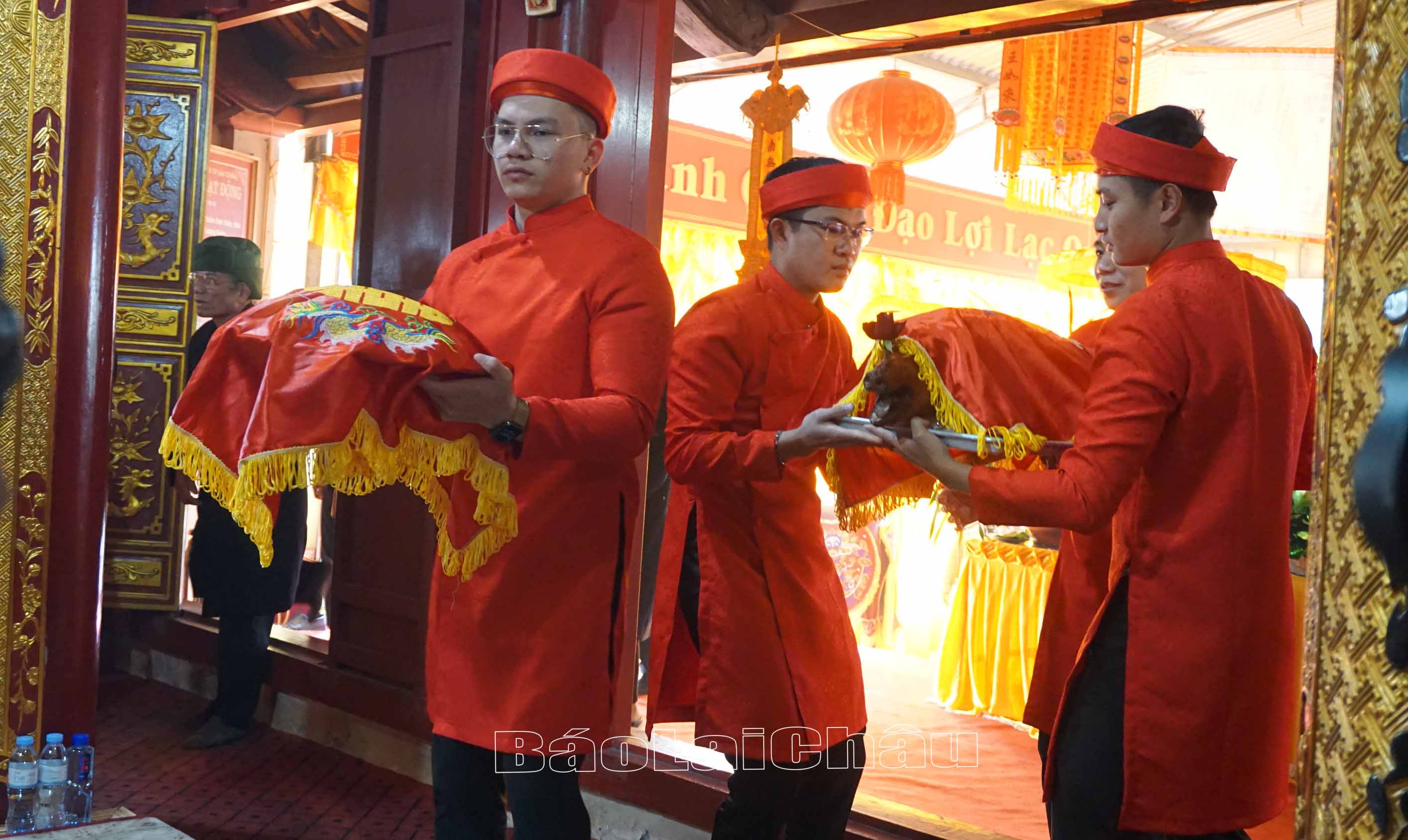 Dâng lễ vật.