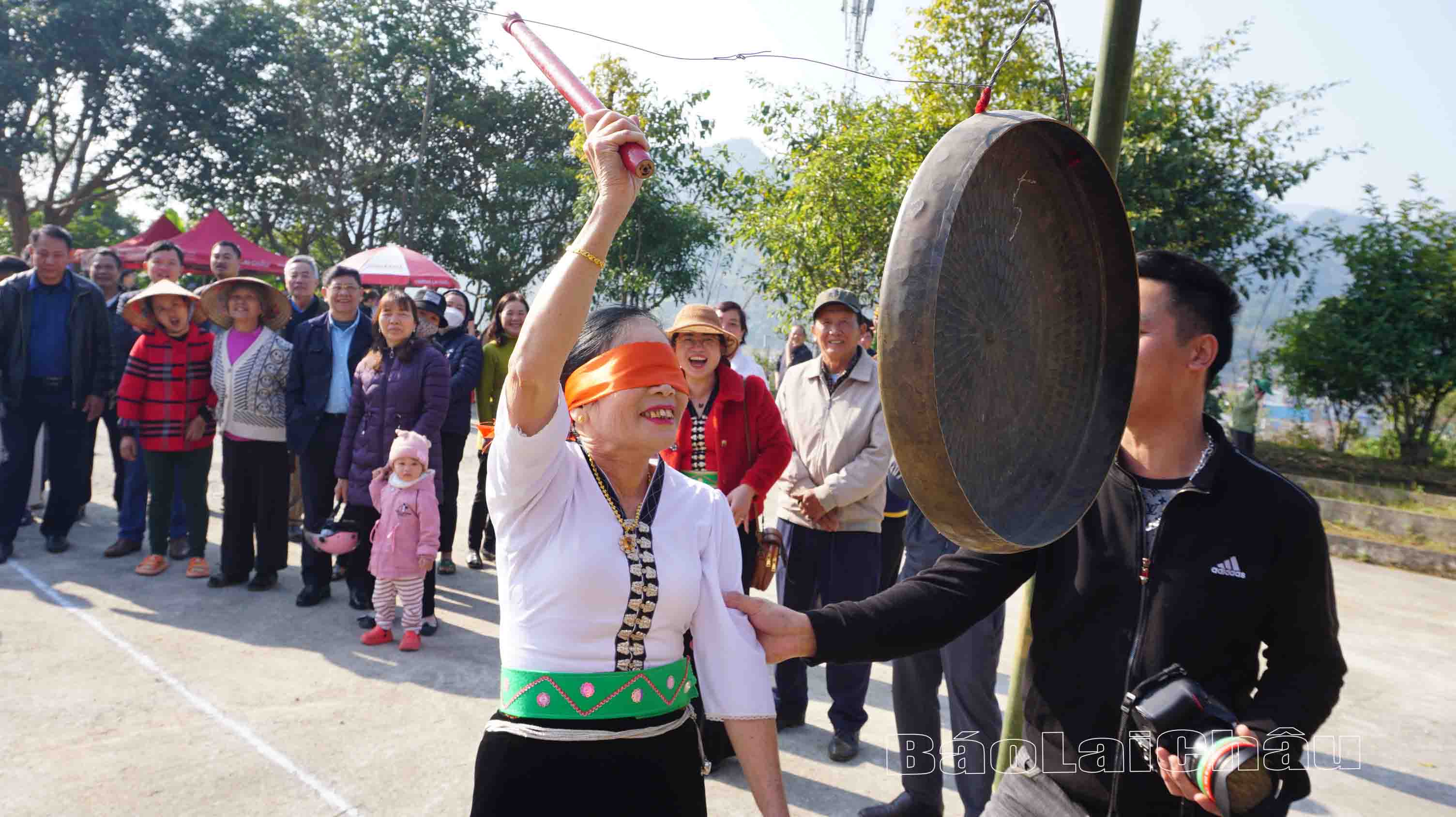 ... chơi bịt mắt đánh trống.