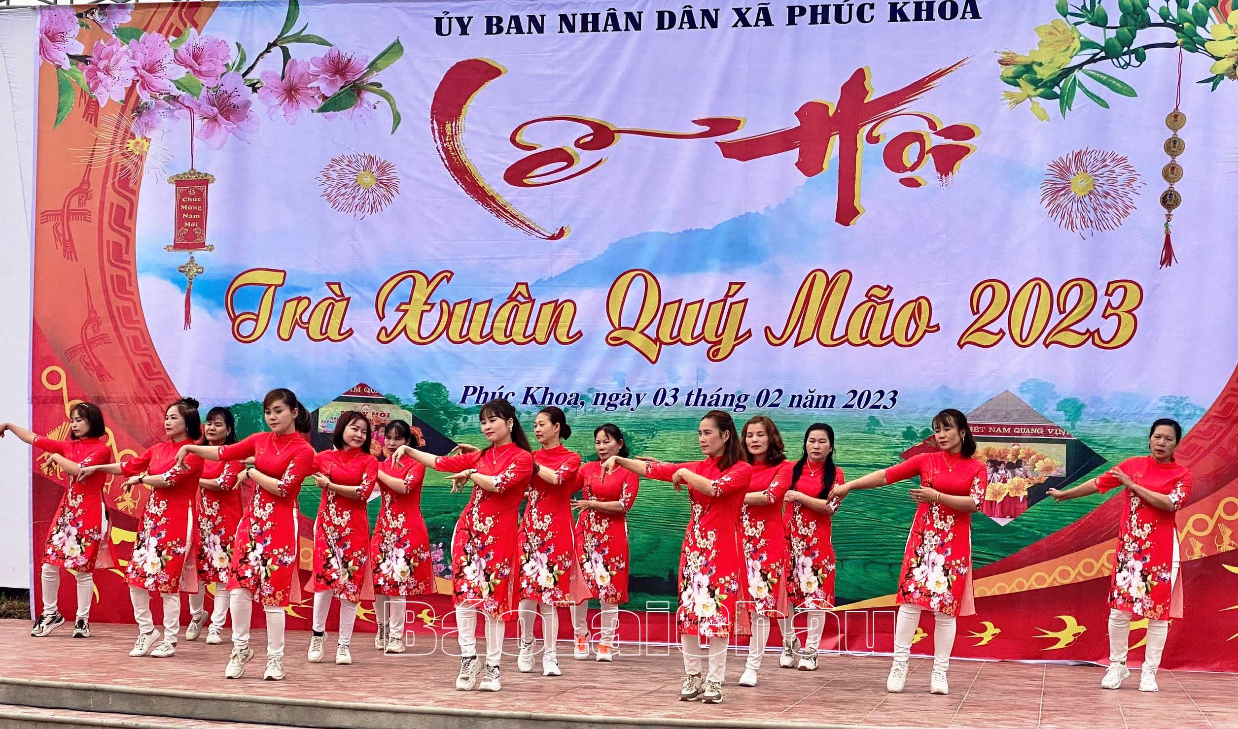 Tiết mục văn nghệ chào mừng lễ hội.