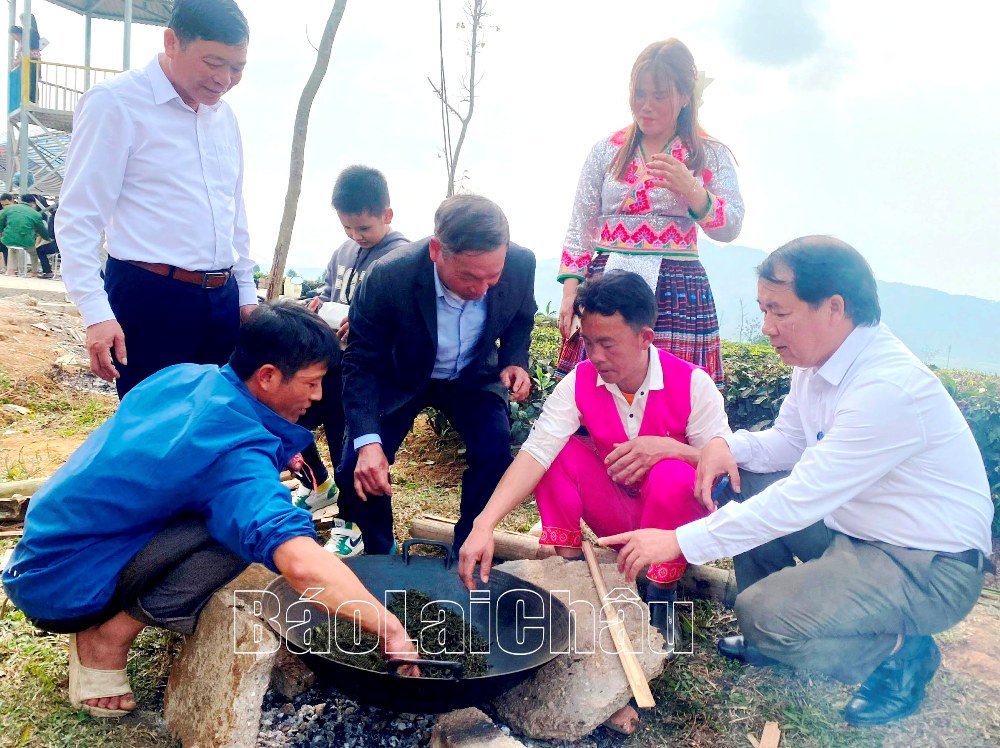 Chủ tịch UBND huyện Nguyễn Thanh Văn  (người ngoài cùng bên phải) đến dự và động viên các đội thi sao chè.