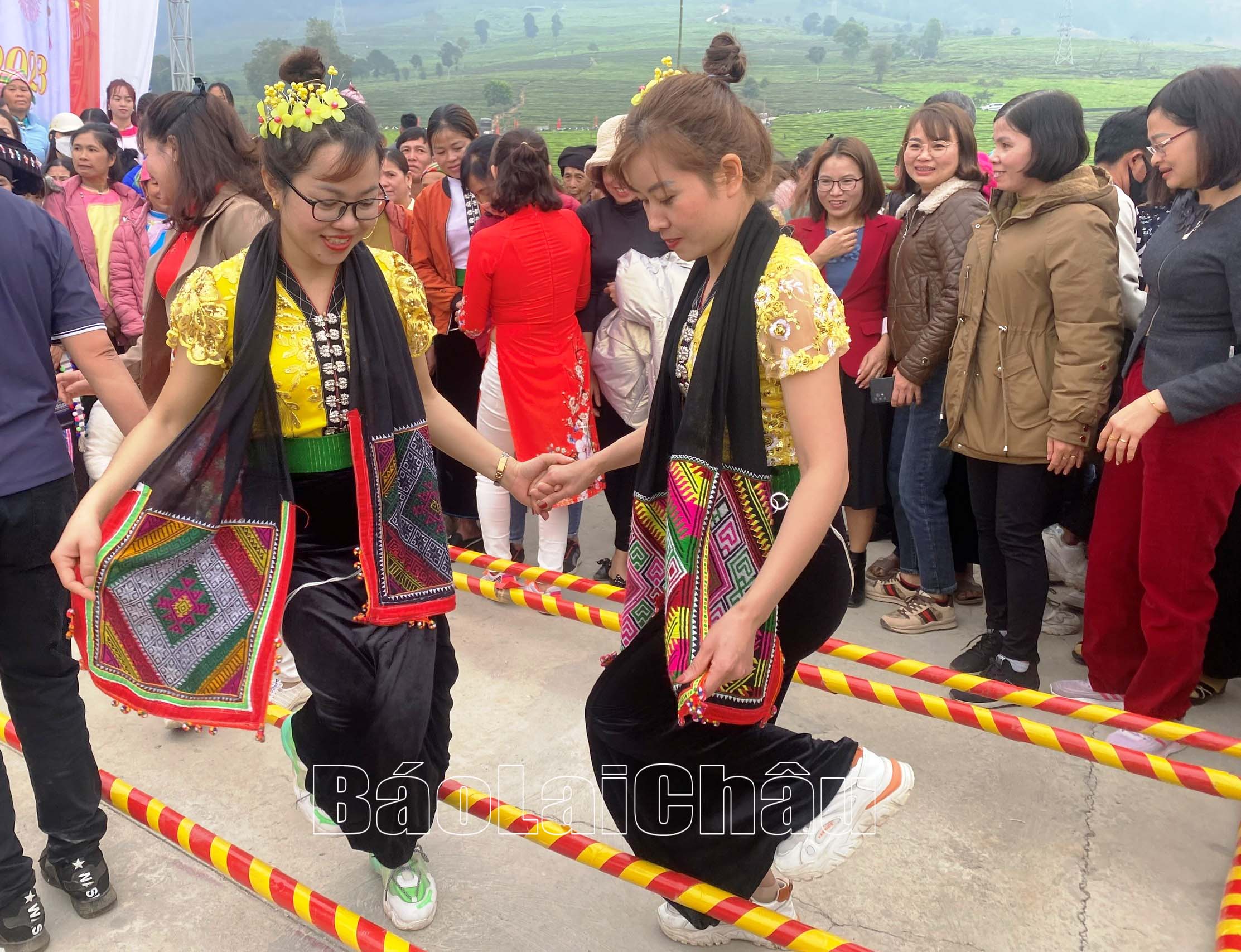 Phần thi nhảy sạp tại Lễ hội.