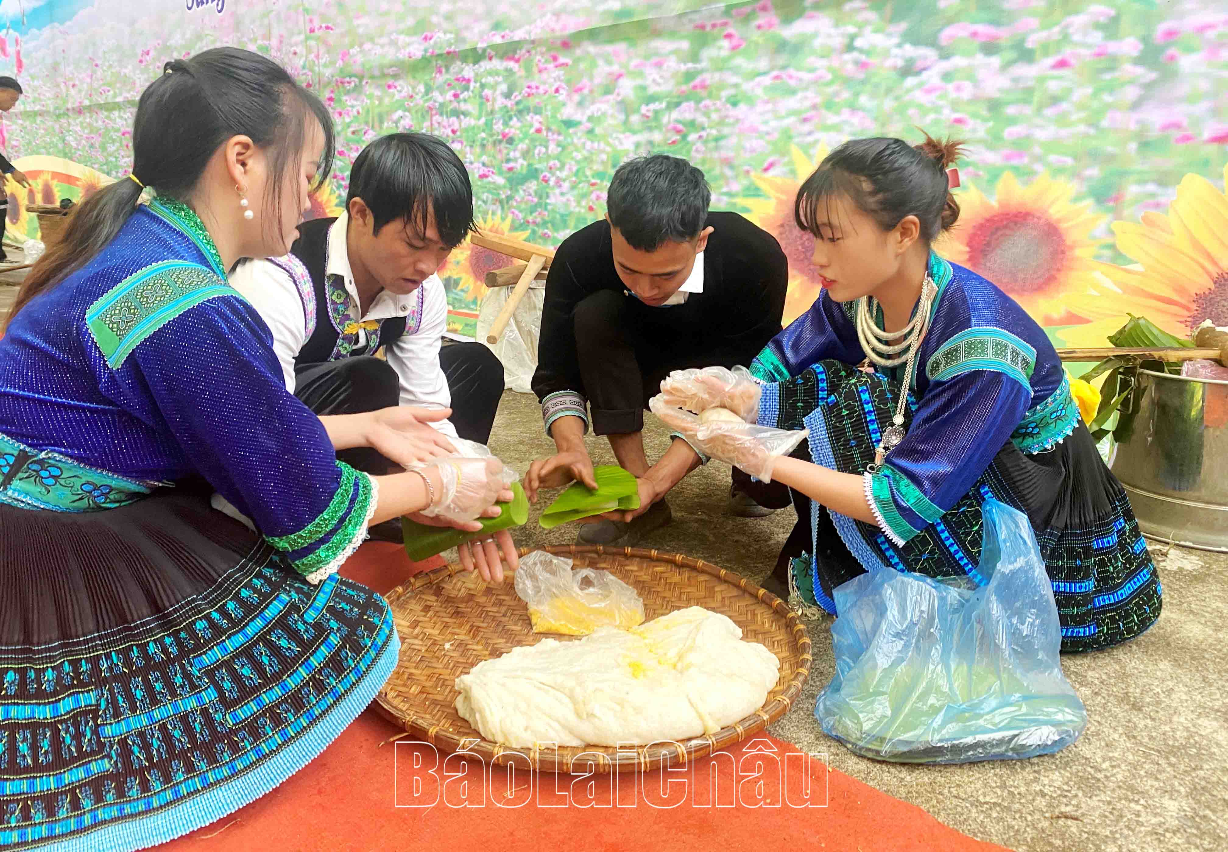 Các đội thi giã bánh dày.