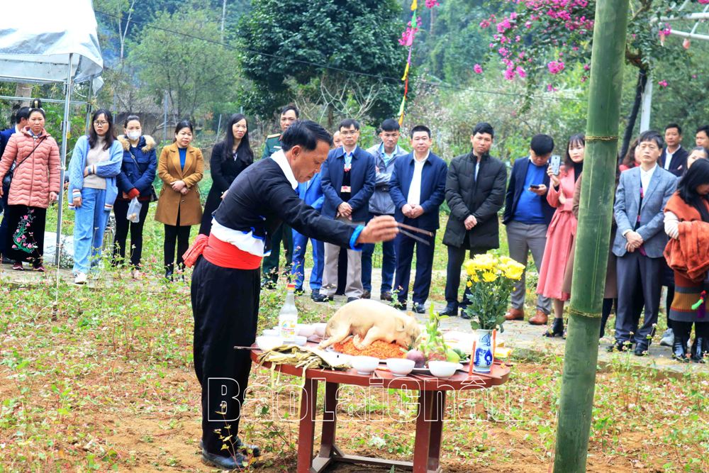Phần lễ được thầy cúng thực hiện nghi thức cúng tạ ơn trời đất, thần linh.
