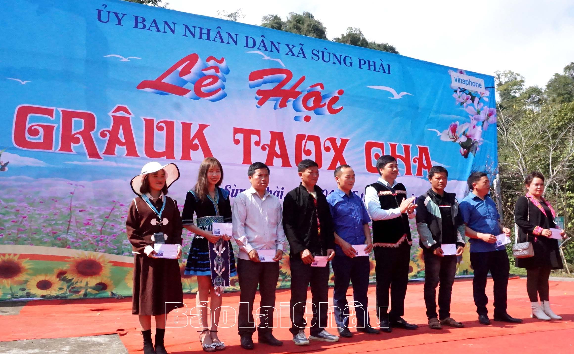 Lãnh đạo Đảng ủy xã Sùng Phài trao giải cho các đội đạt thành tích trong thi đấu các nội dung.