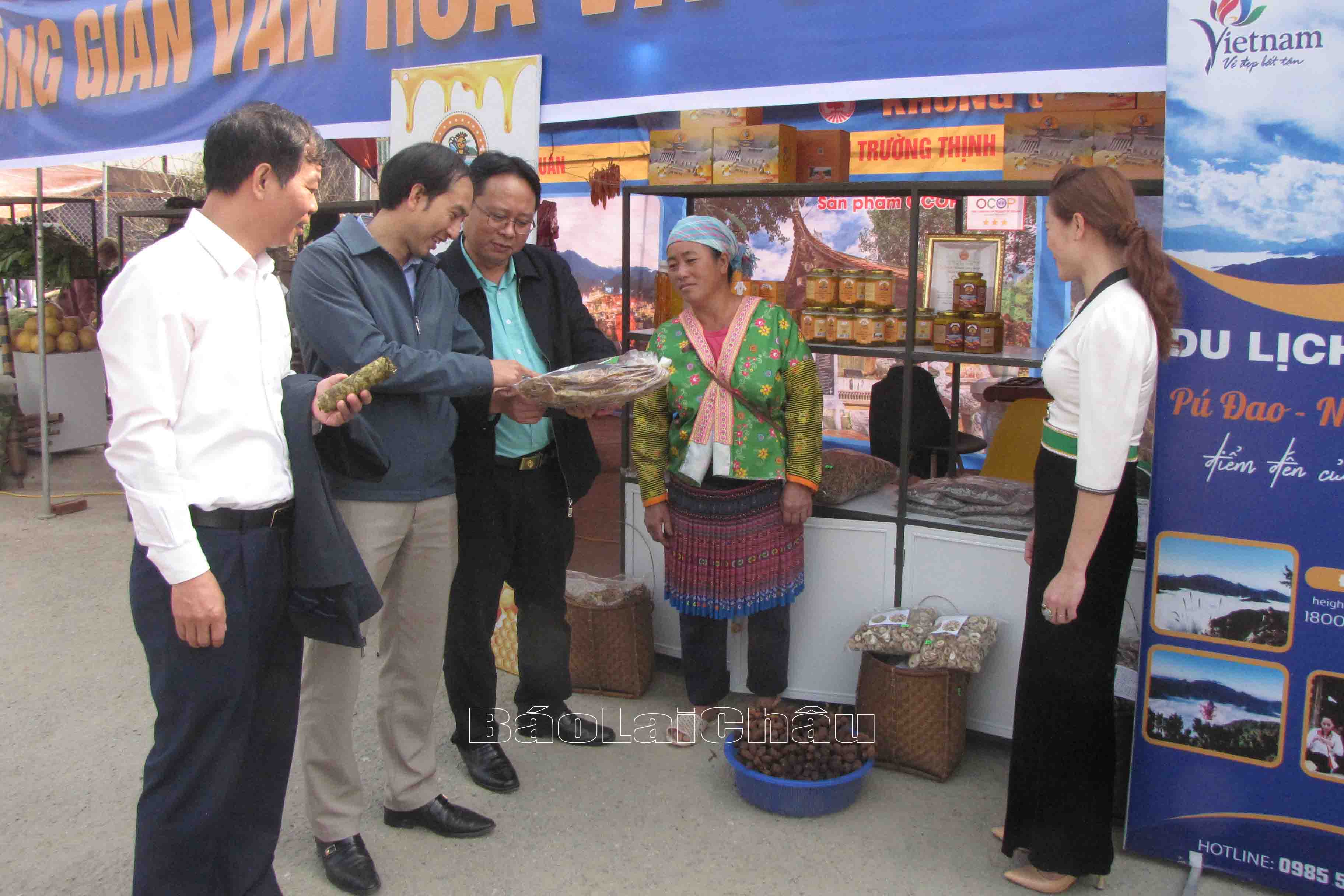 Thăn quan gian trưng bày sản phẩm OCOP, sản phẩm địa phương.