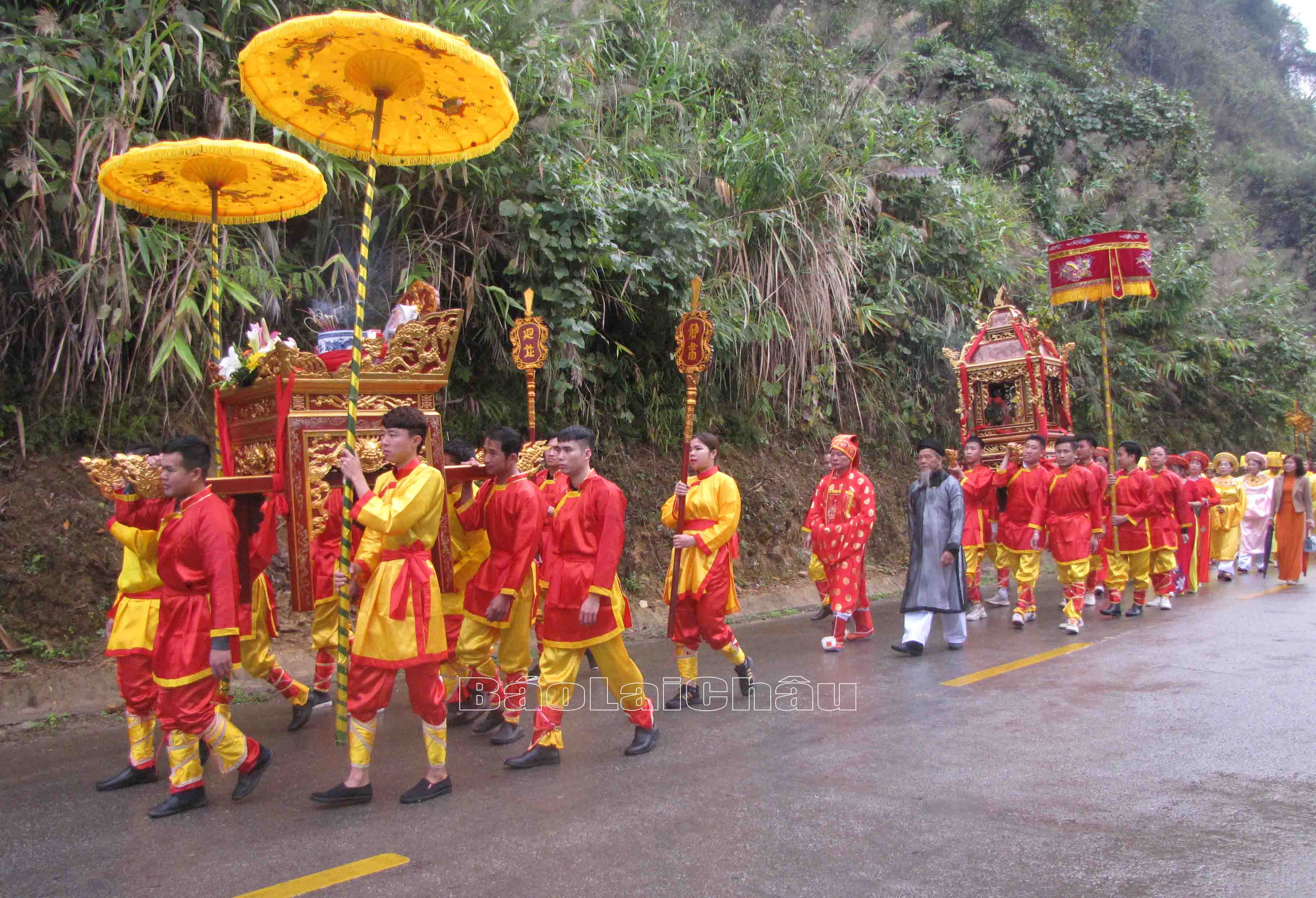 Nghi lễ rước kiệu trong lễ hội đền thờ vua Lê Thái Tổ.