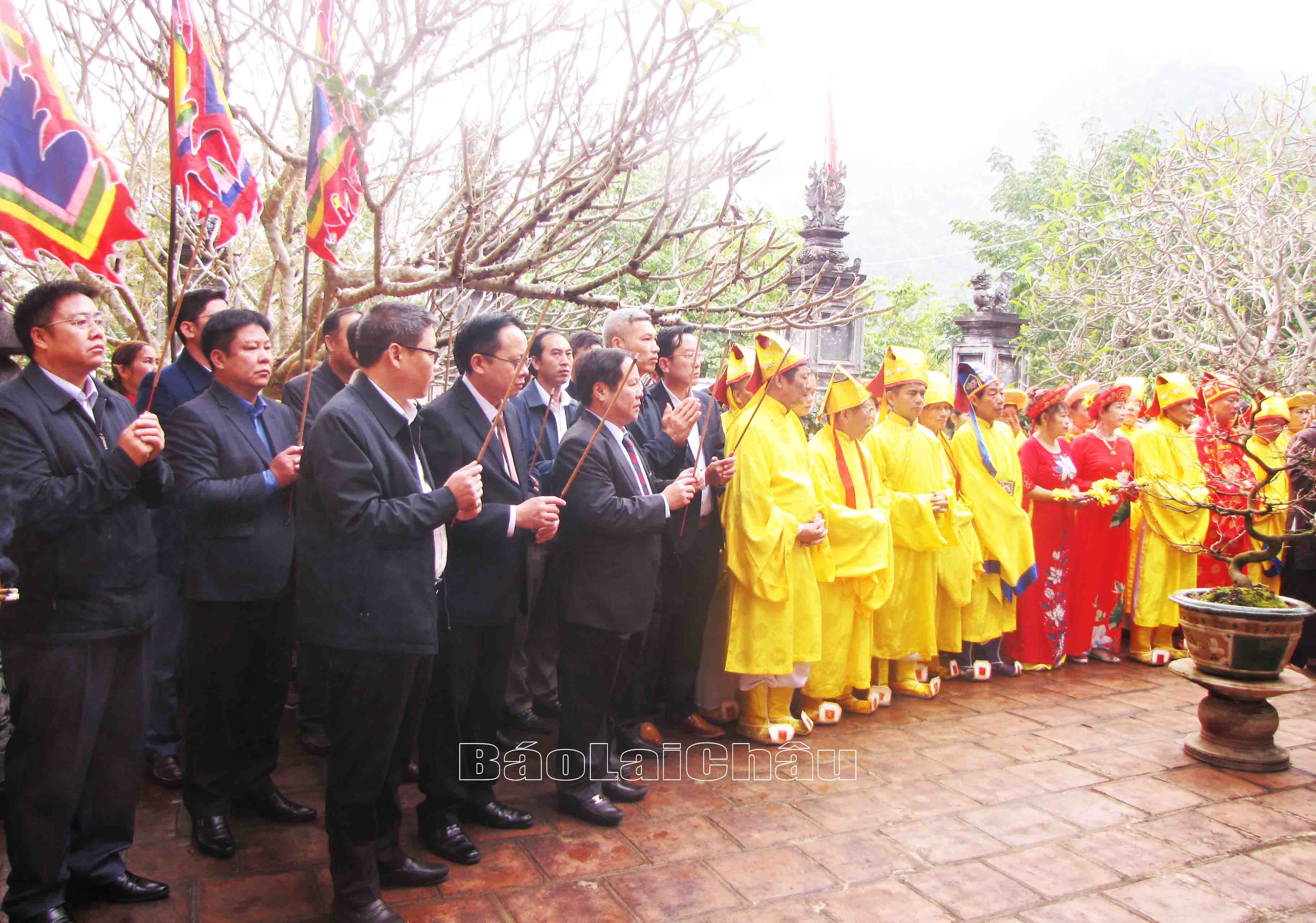Các đại biểu dâng hương tại văn bia vua Lê Thái Tổ.