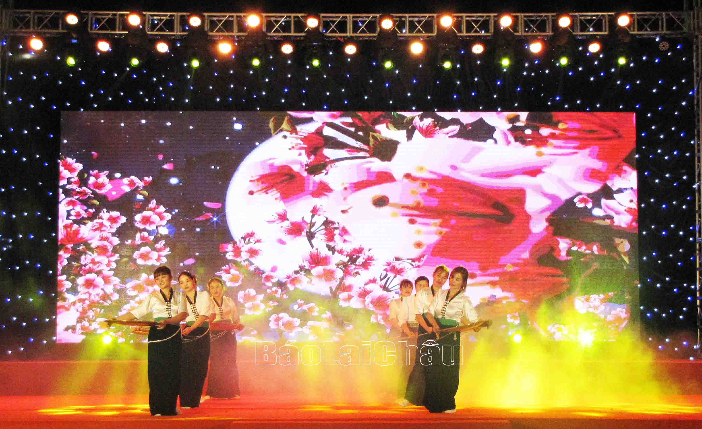 Giao lưu văn nghệ quần chúng