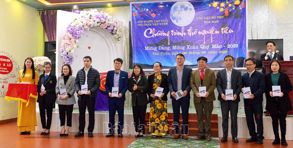 Lãnh đạo Hội Văn học - Nghệ thuật tỉnh và Ban Chủ nhiệm CLB thơ Hoa Ban tặng tập thơ "Nhiễu điều" cho các đại biểu.