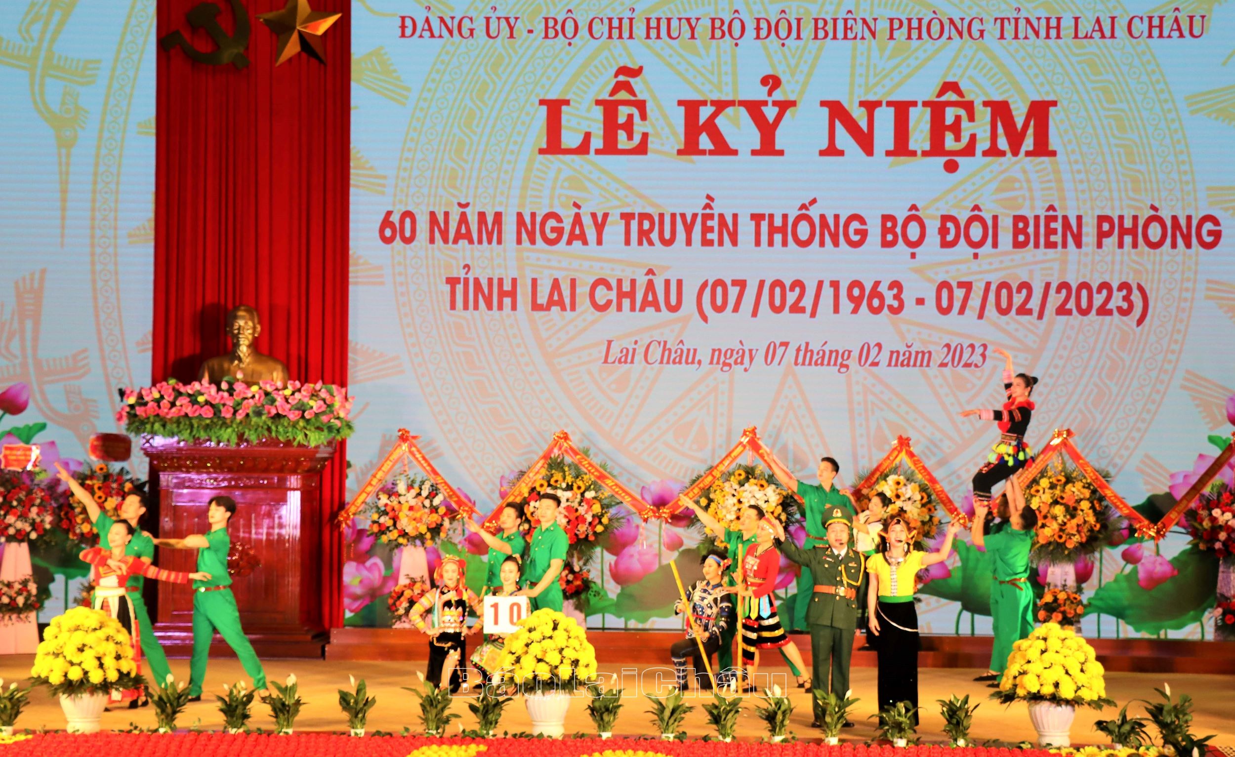 Văn nghệ chào mừng.