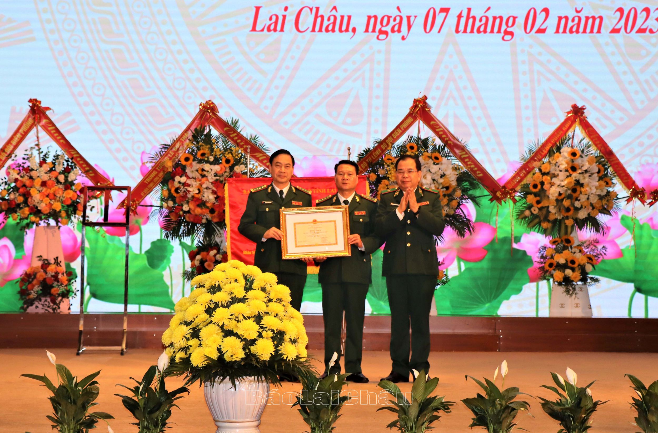 thừa ủy quyền của Bộ trưởng Bộ Quốc phòng, thiếu tướng Phùng Quốc Tuấn, Ủy viên Ban Thường vụ Đảng ủy BĐBP, Phó Chính ủy BĐBP tặng bằng khen của Bộ trưởng Bộ Quốc phòng cho Bộ Chỉ huy BĐBP tỉnh 