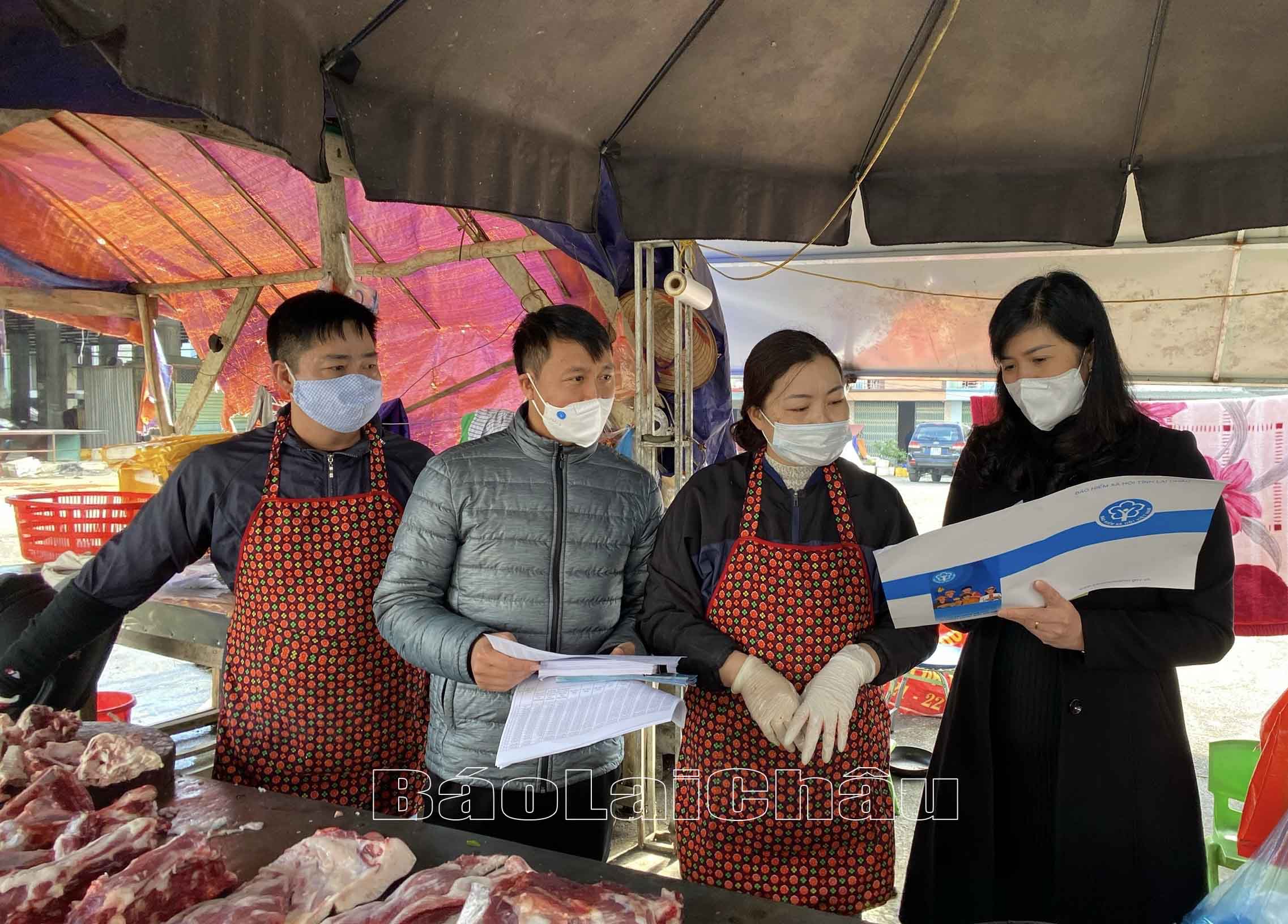 Cán bộ BHXH tỉnh tuyên truyền pháp luật về BHXH cho các tiểu thương chợ TRung tâm thương mại tỉnh.