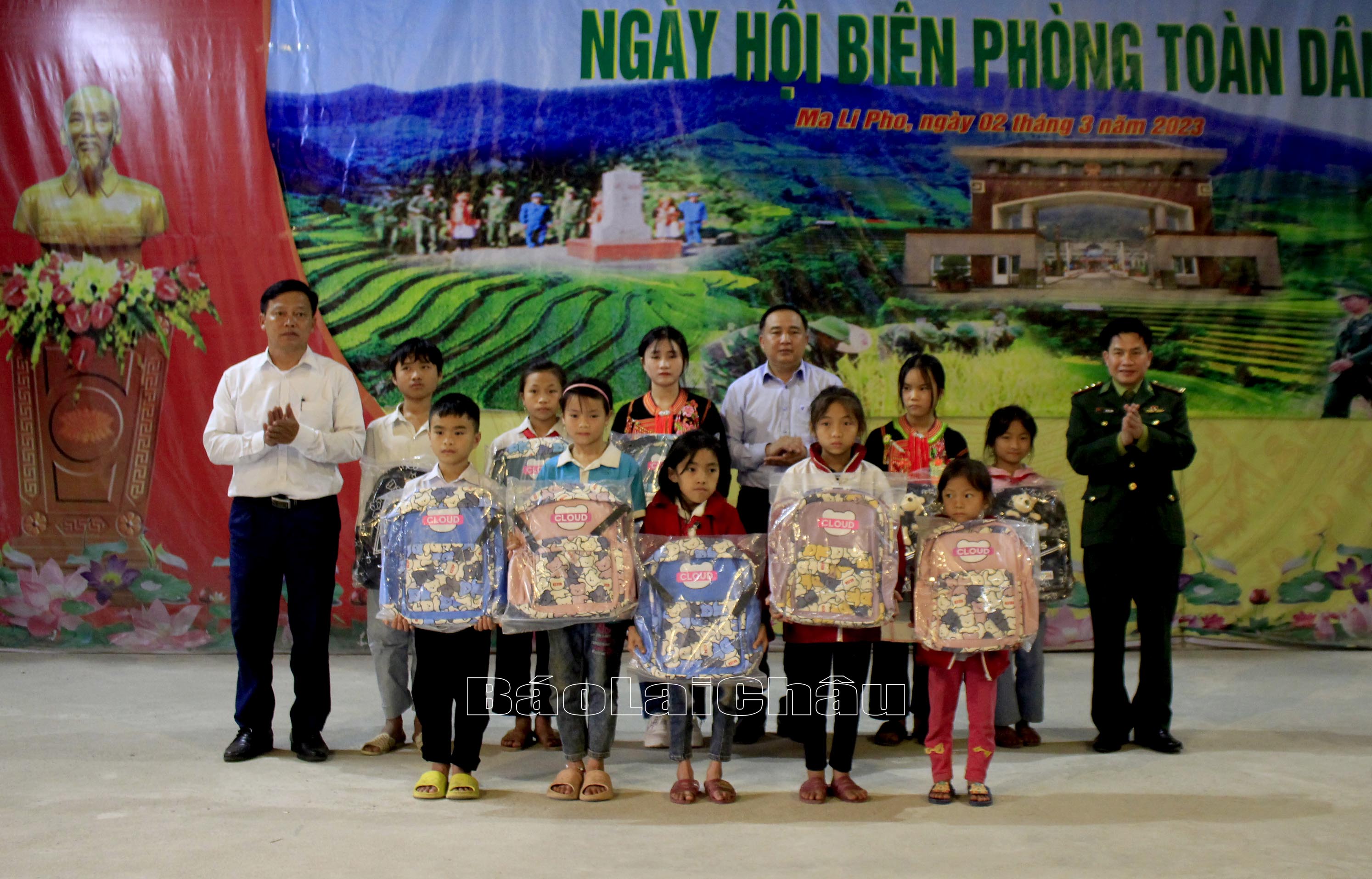 Lãnh đạo xã Ma Li Pho, Đồn Biên phòng Cửa khẩu Ma Lù Thàng tặng quà cho các cháu học sinh Đề án “Cán bộ, chiến sỹ Quân đội nâng bước em đến trường giai đoạn 1”. 